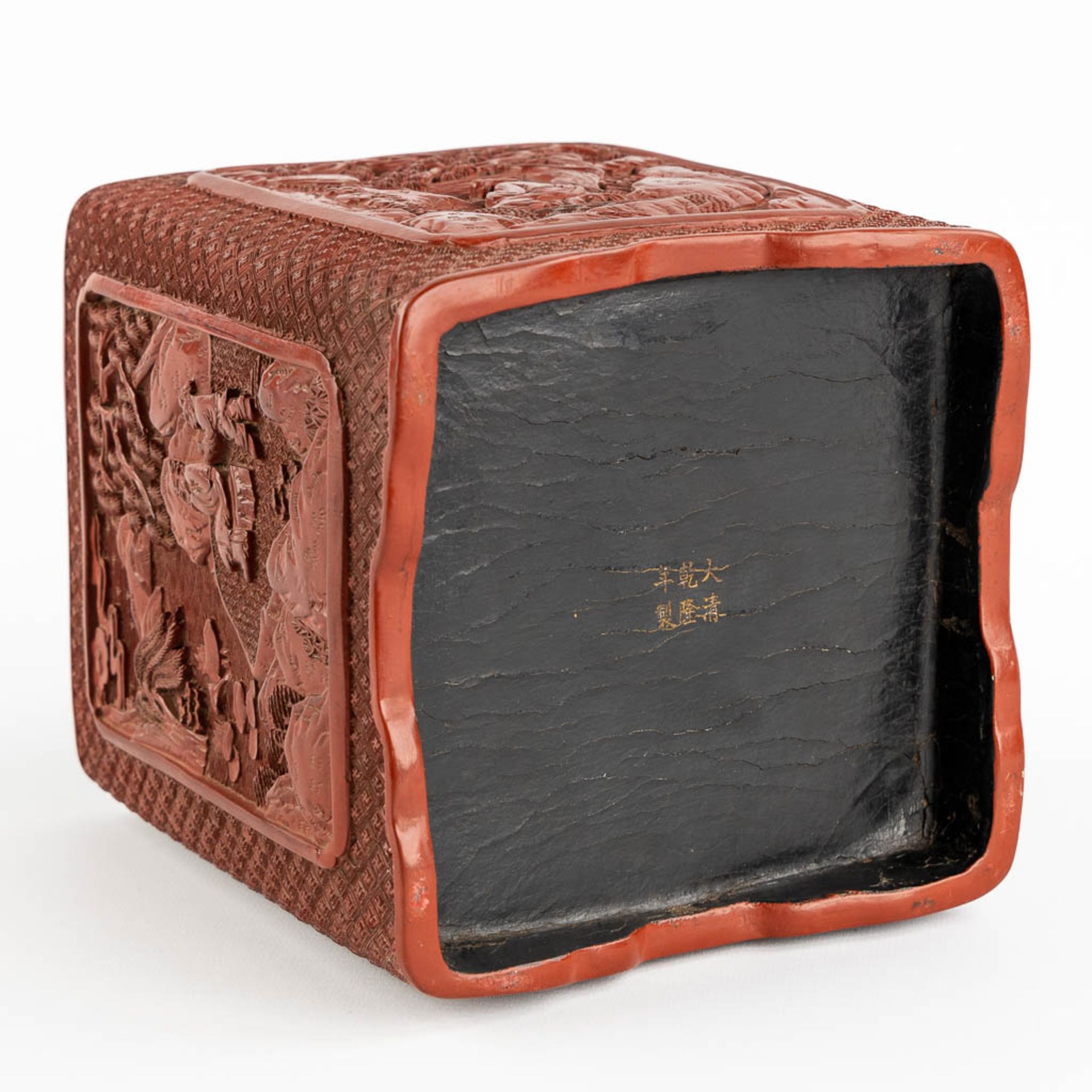 A Chinese red lacquered 'jardiniere', Qianlong Mark. 19th/20th C. (L:16 x W:16 x H:18 cm) - Image 8 of 13