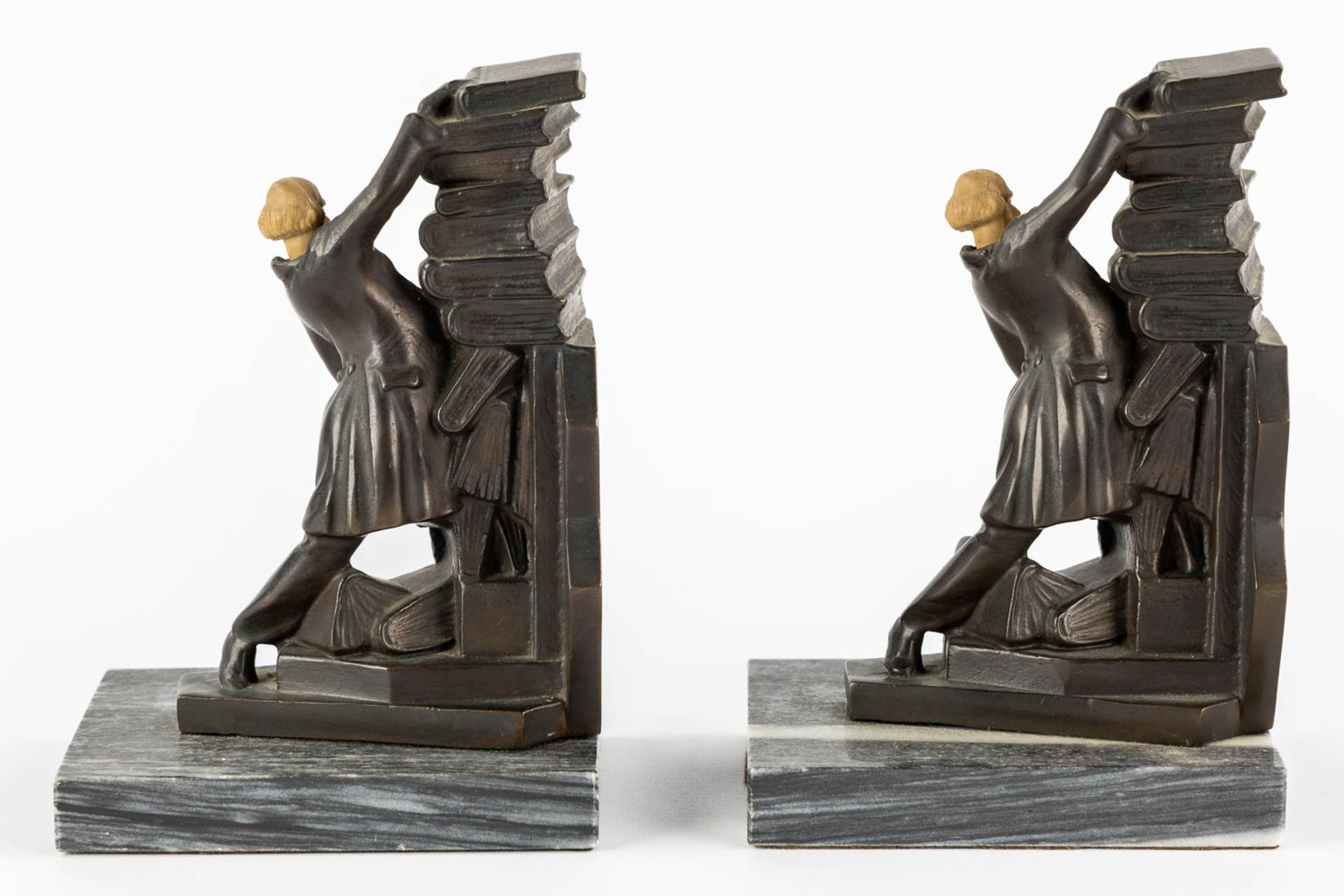 A pair of bronze 'book ends', patinated bronze mounted on marble. Circa 1920. (L:10 x W:12 x H:17 cm - Image 5 of 10