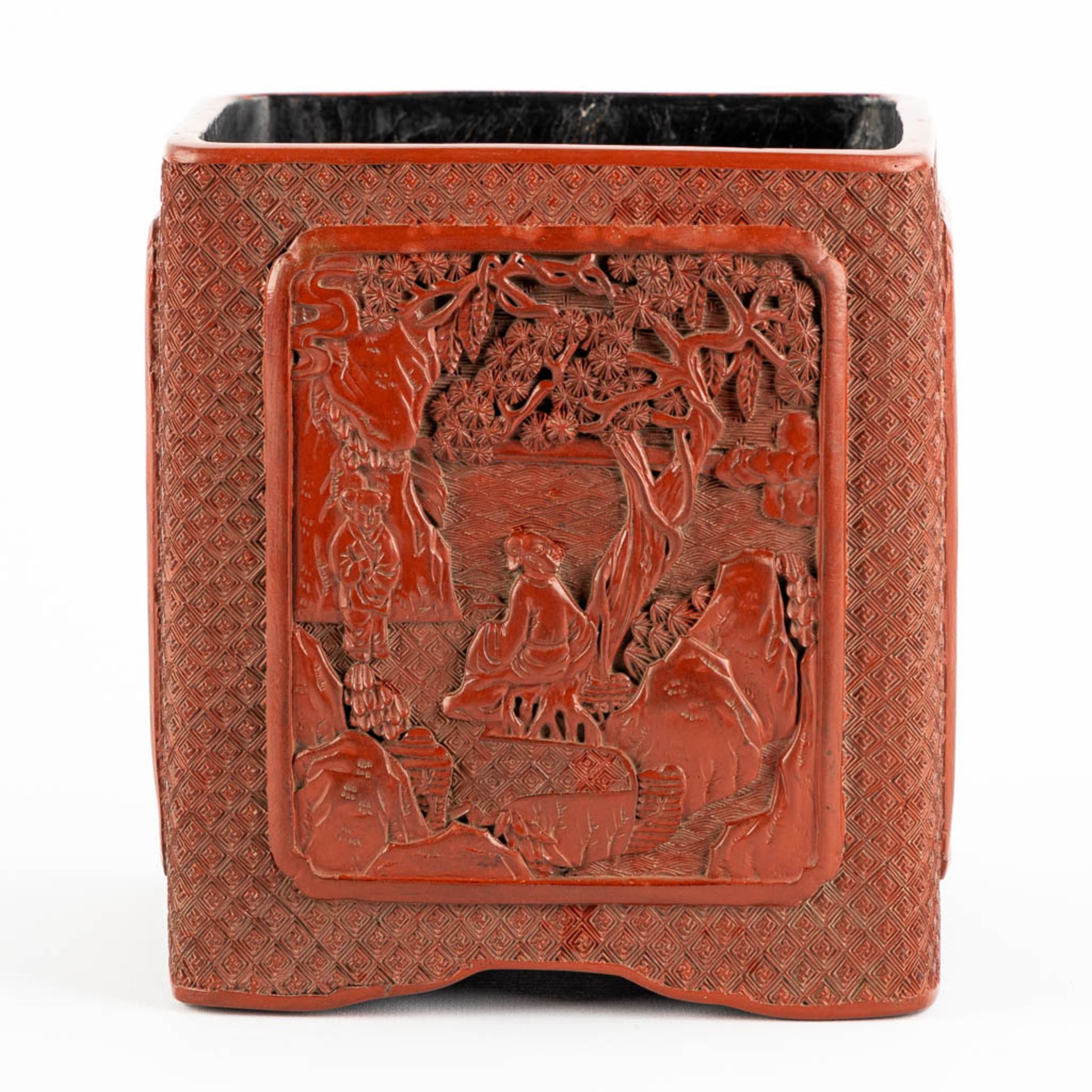 A Chinese red lacquered 'jardiniere', Qianlong Mark. 19th/20th C. (L:16 x W:16 x H:18 cm) - Image 6 of 13