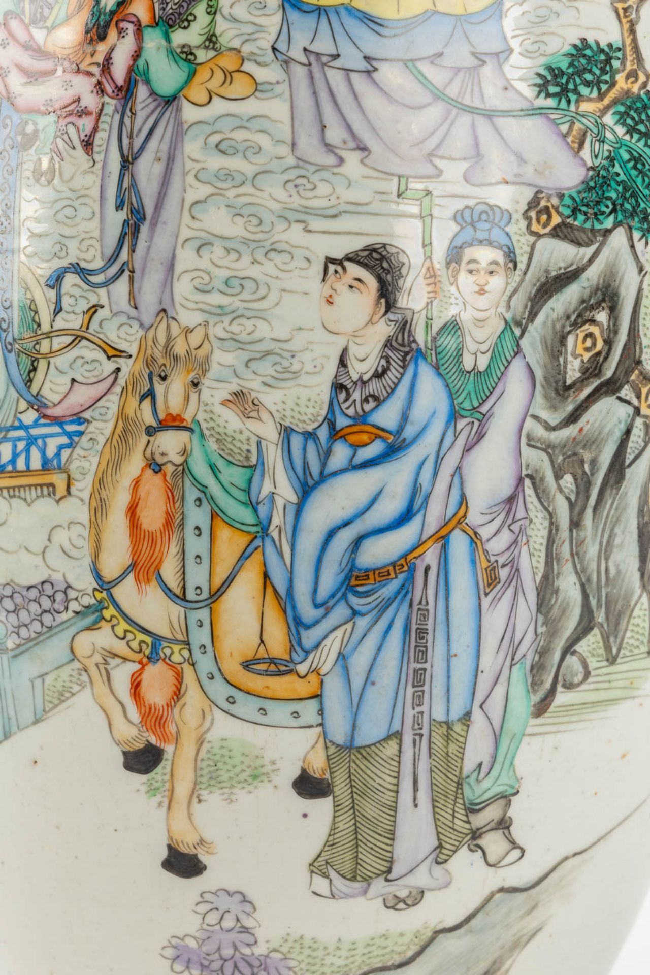 A Chinese vase decorated with ladies. 19th/20th C. (H:58 x D:24 cm) - Image 11 of 13