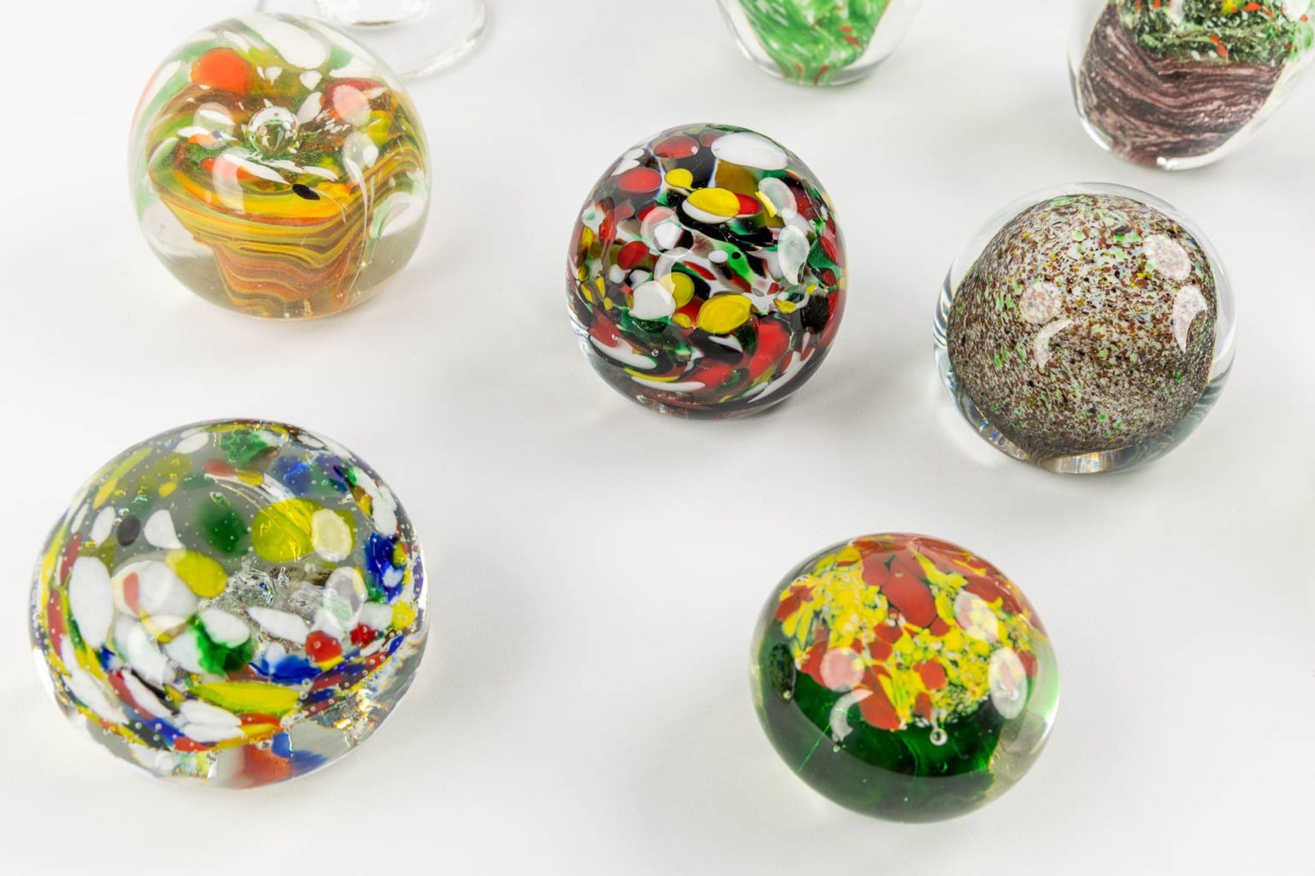 A large collection of 23 glass paperweights, Murano, Italy. (H:22,5 cm) - Bild 15 aus 17
