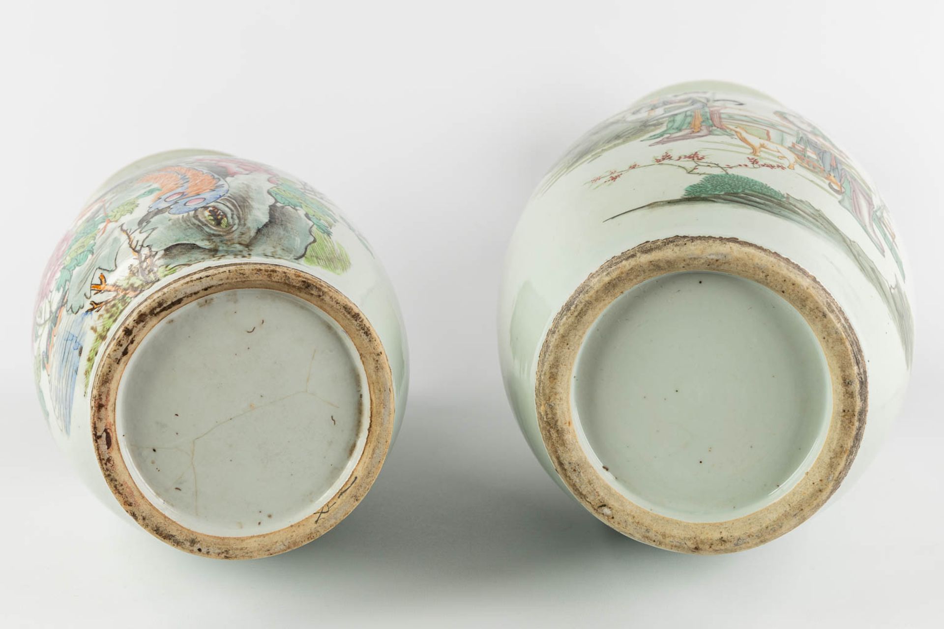Two Chinese Famille Rose vases decorated with figurines. 19th/20th C. (H:58 x D:23 cm) - Image 7 of 15