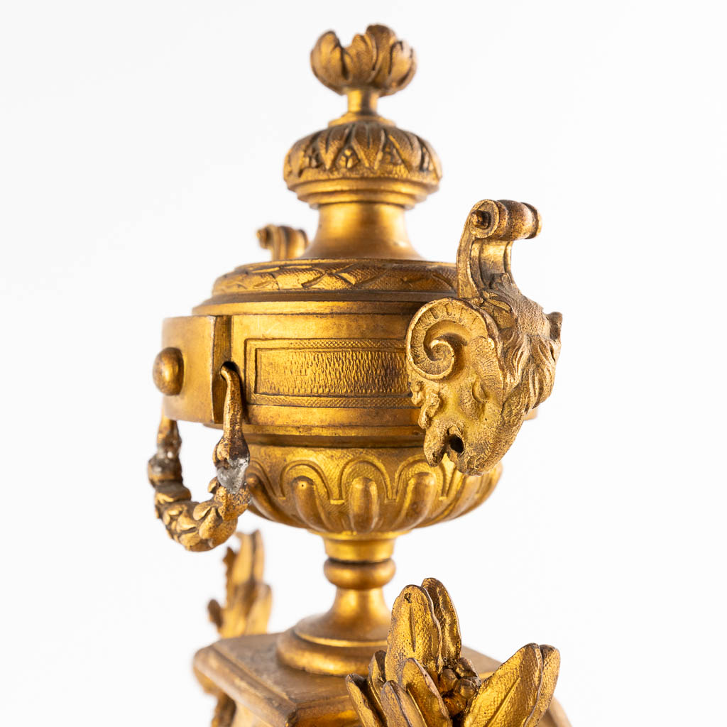An antique mantle clock, gilt bronze in a Louis XVI style, decorated with ram's heads. Circa 1880. ( - Image 11 of 18