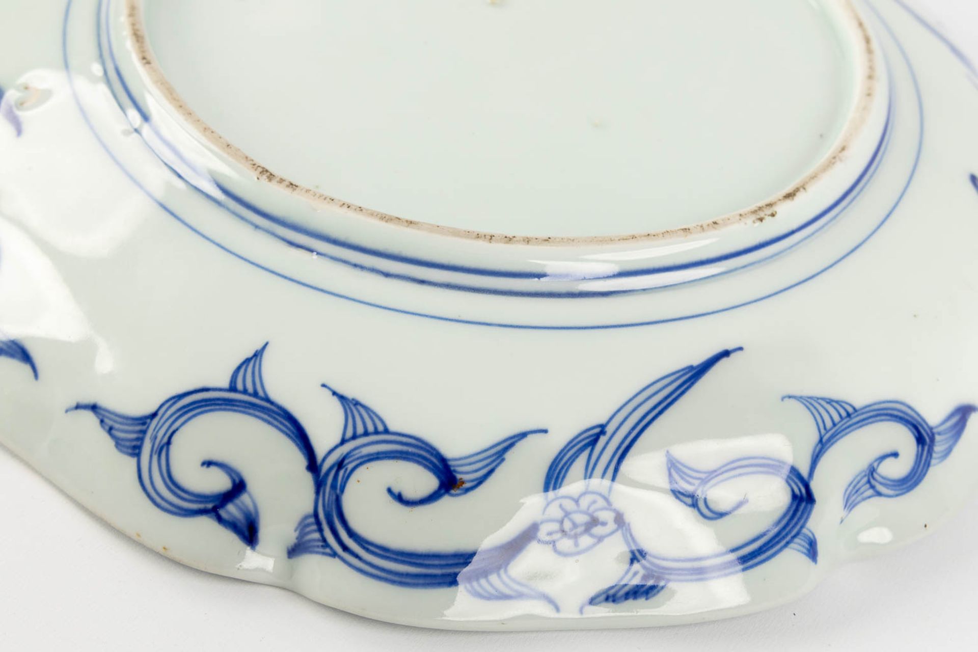Two Japanese Imari and blue-white plates. 19th/20th C. (D:46 cm) - Image 14 of 14