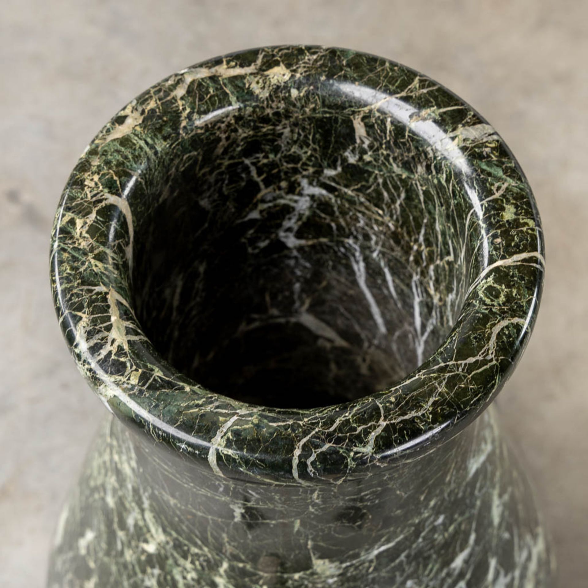 An exceptionally large vase, sculptured marble. (W:34 x H:74 cm) - Bild 7 aus 8