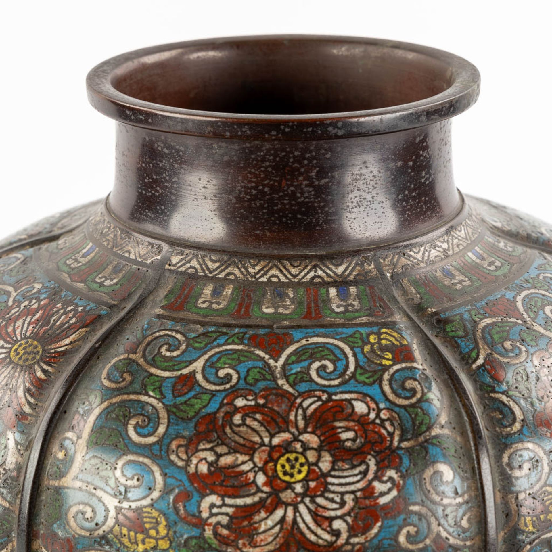A large and Oriental vase, bronze met een Champsleve decor. (H:45 x D:32 cm) - Bild 9 aus 11