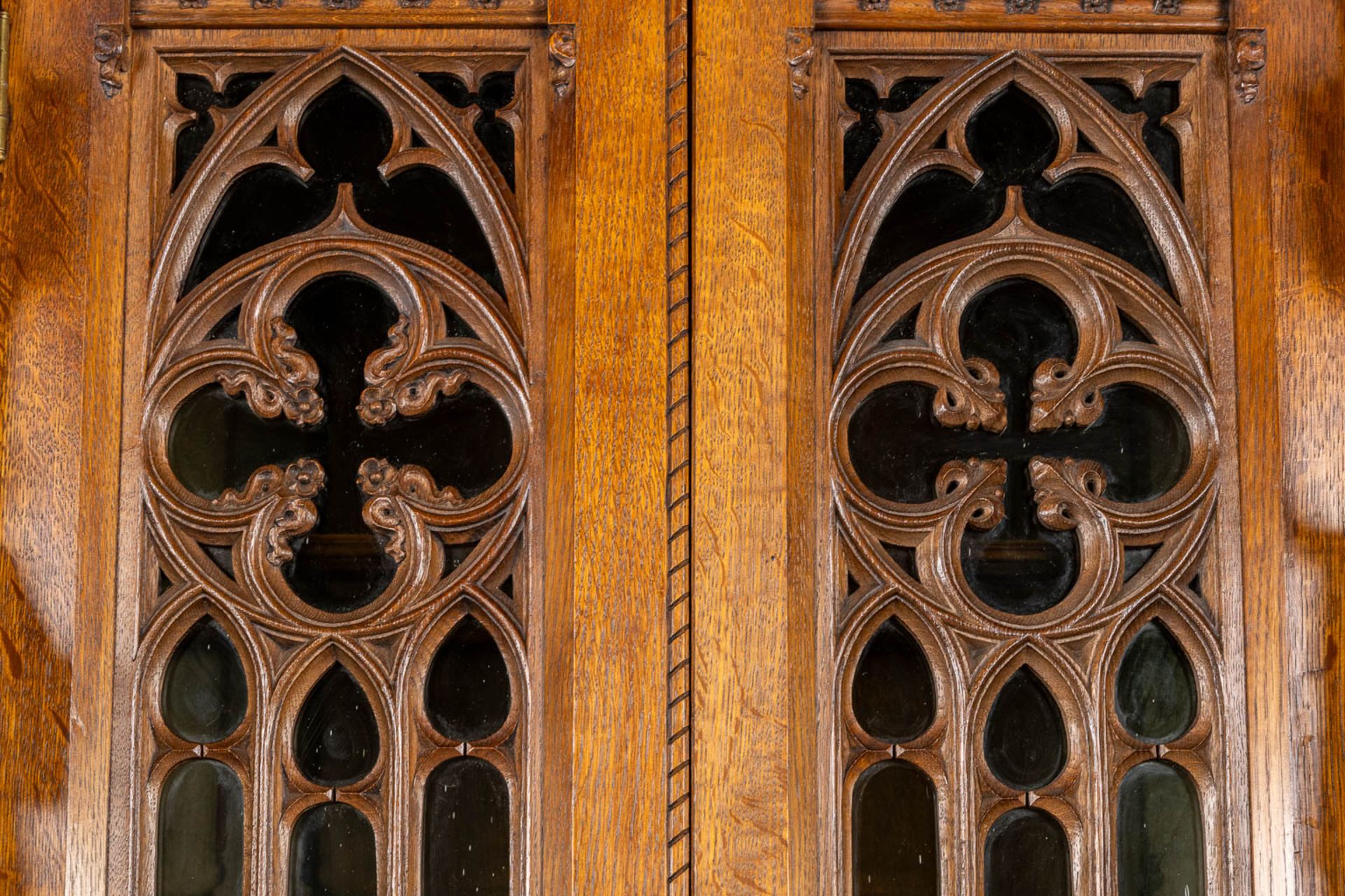 An exceptionally sculptured Gothic Revival library. Circa 1900. (L:62 x W:236 x H:264 cm) - Bild 18 aus 19