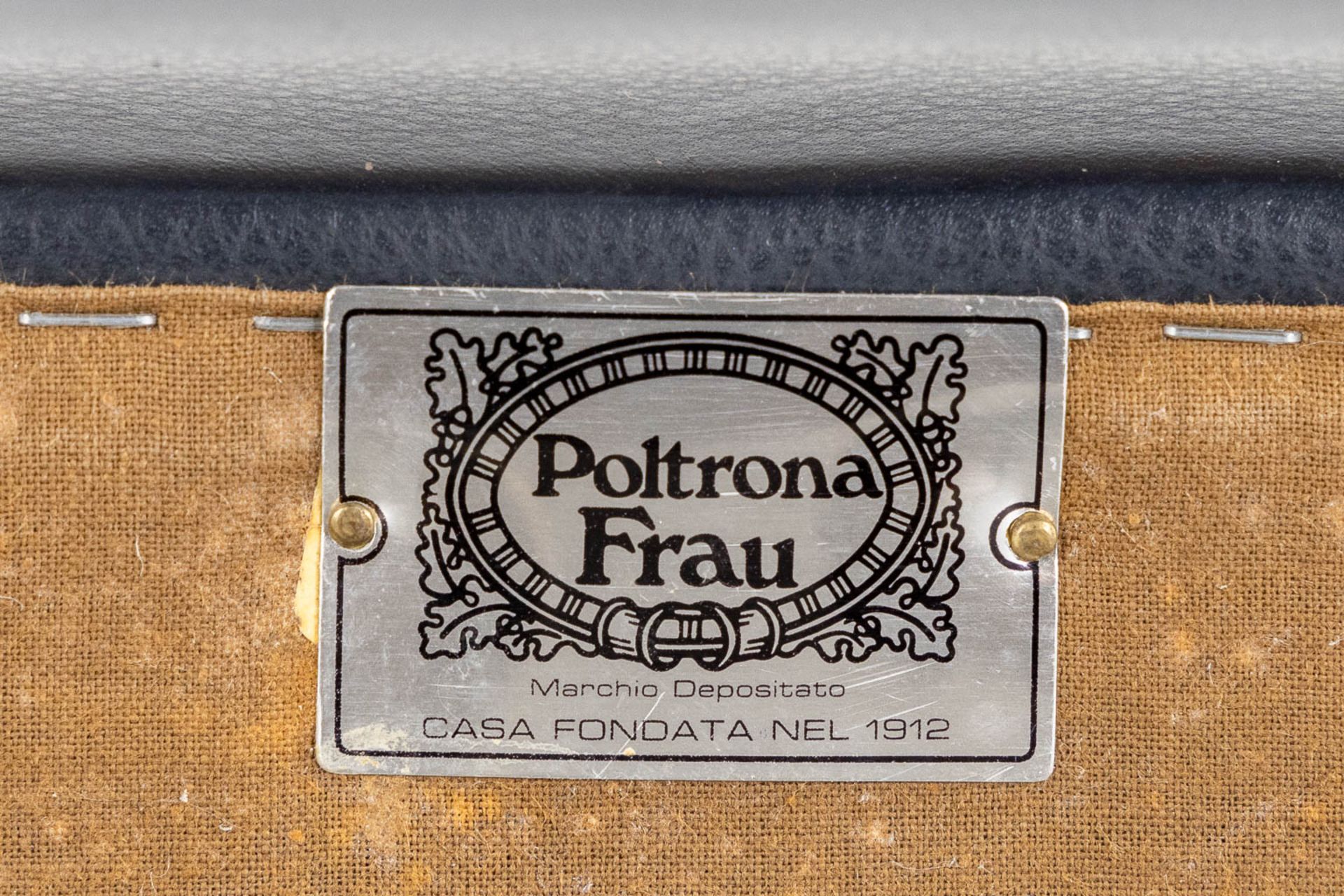 Poltrona Frau, a leather relaxing chair and matching ottoman. (L:90 x W:90 x H:88 cm) - Bild 11 aus 16