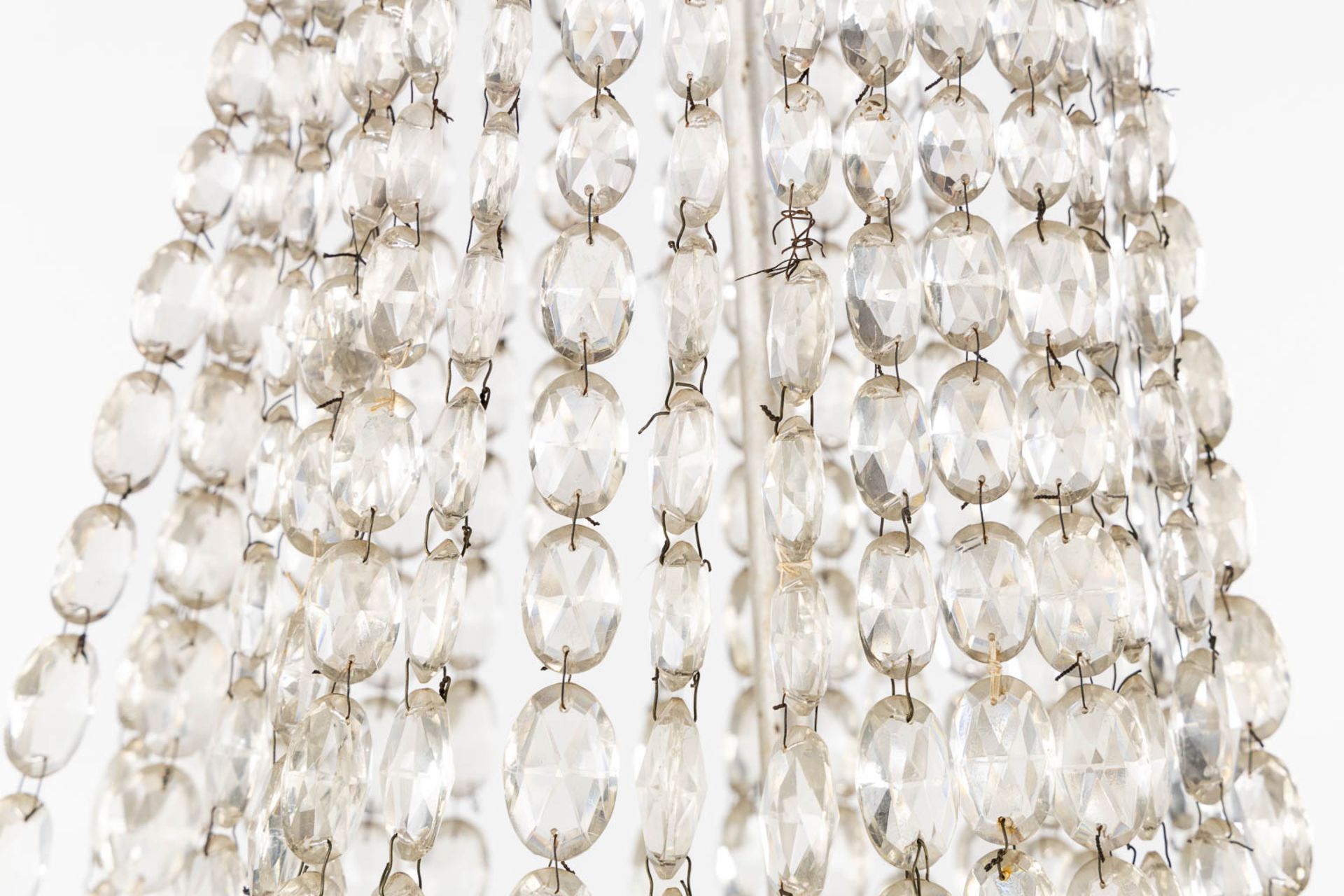 An antique 'Sac-à-Perles' chandelier, metal mounted with glass. Circa 1920. (H:110 x D:76 cm) - Bild 4 aus 8