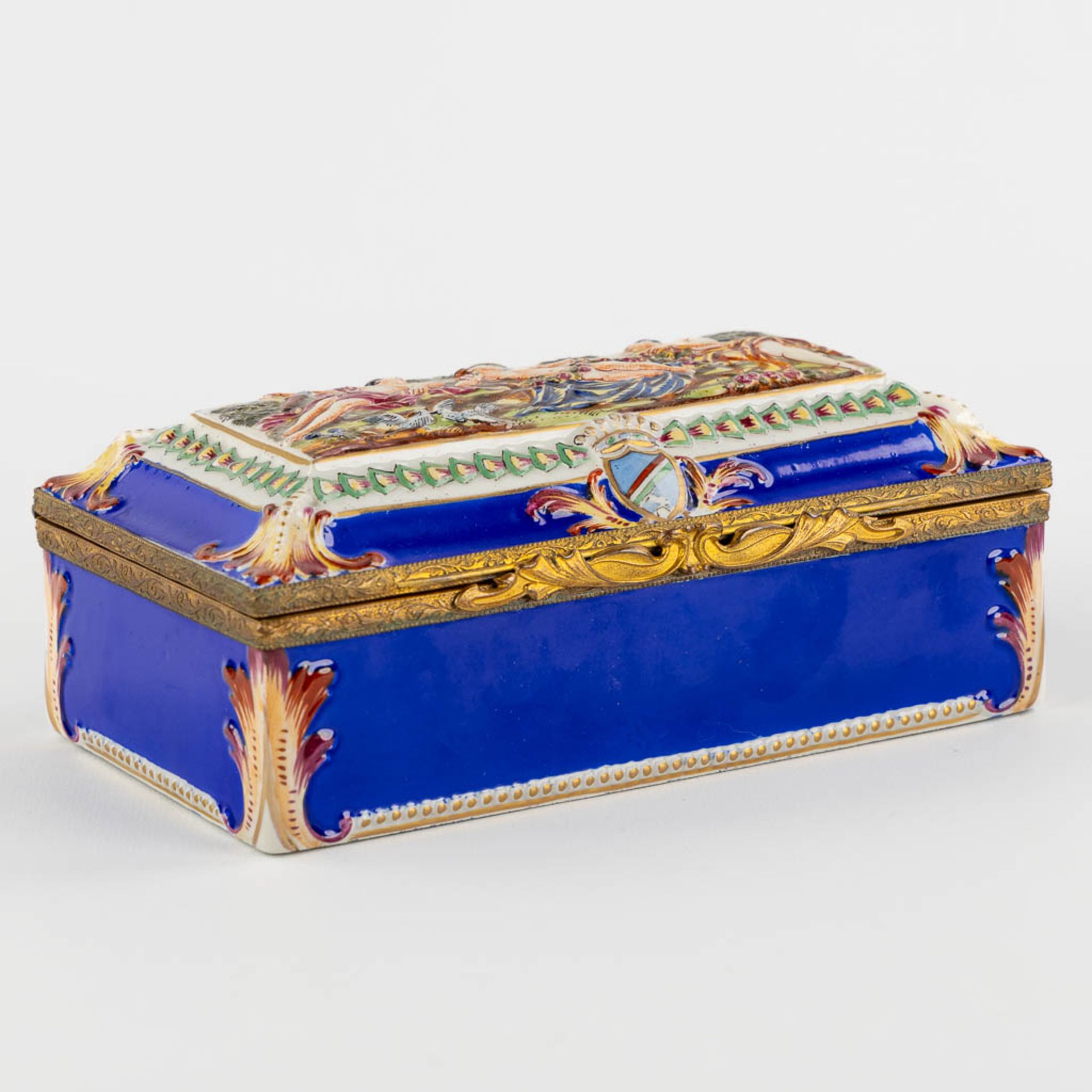 Capodimonte, a finely made porcelain jewellery box. 19th C. (L:10 x W:19 x H:7 cm) - Image 3 of 12