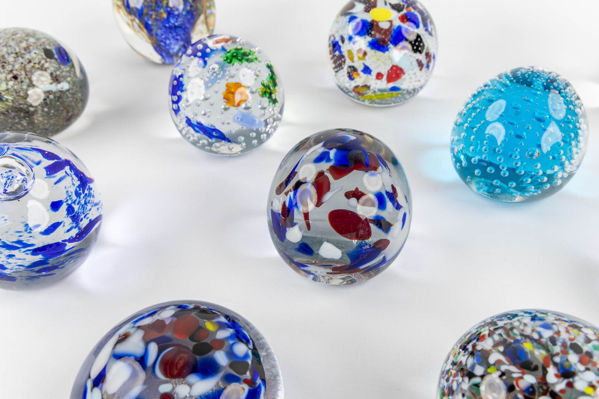 A large collection of 23 glass paperweights, Murano, Italy. (H:22,5 cm) - Bild 5 aus 17