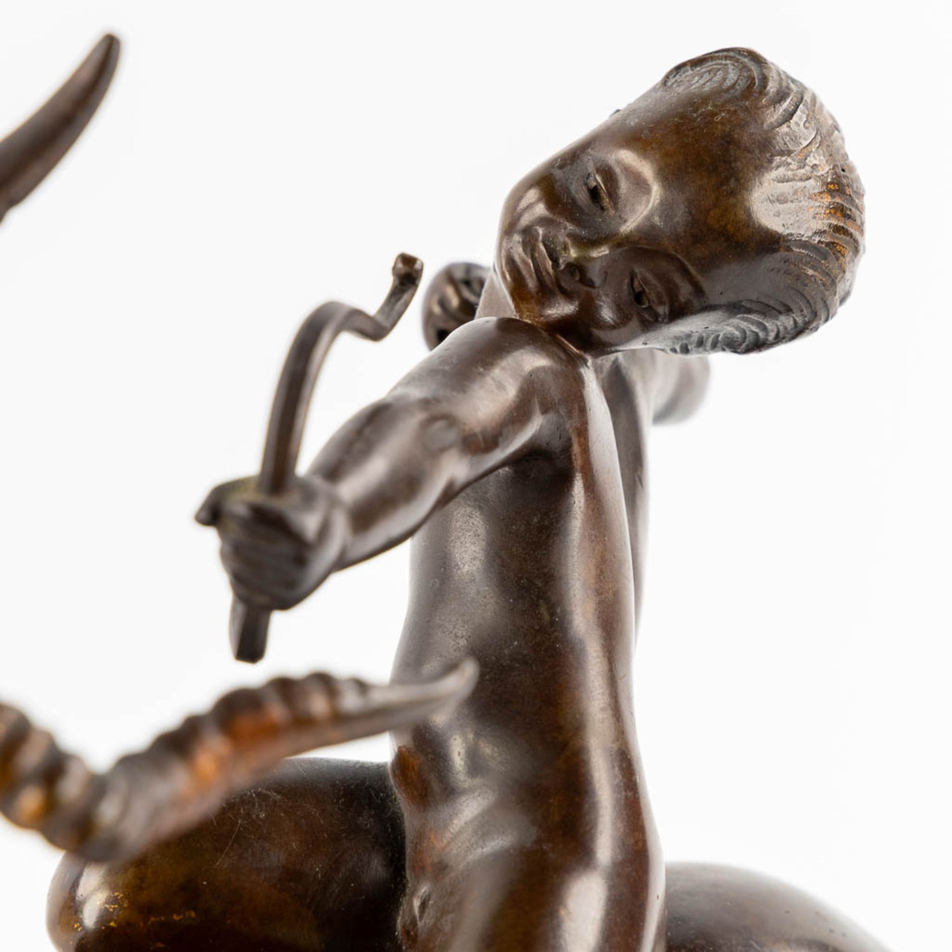 Cupid riding an Antelope, patinated bronze on a black marble base. (L:16 x W:40 x H:40 cm) - Bild 7 aus 11