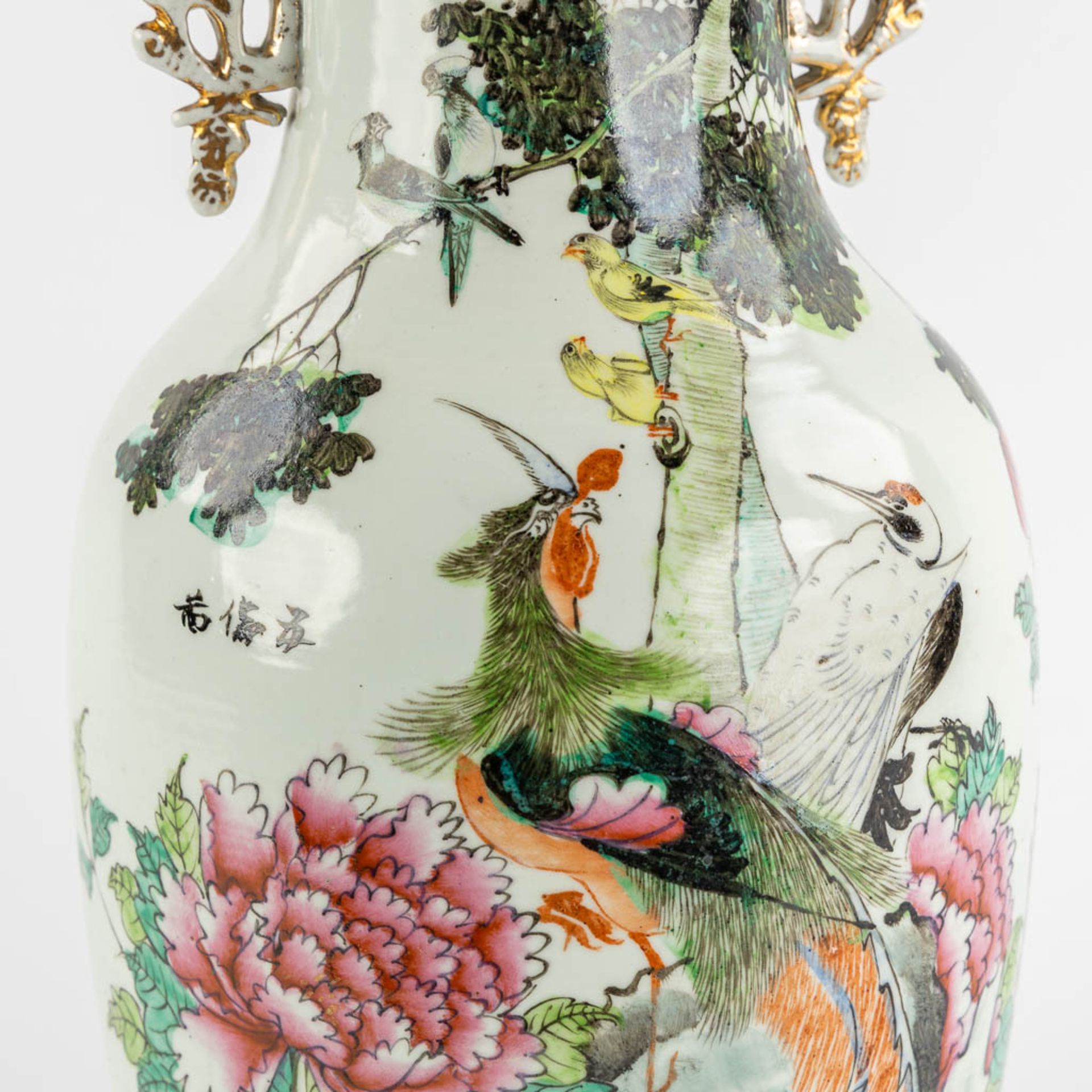 Two Chinese Famille Rose vases decorated with figurines. 19th/20th C. (H:58 x D:23 cm) - Bild 13 aus 15