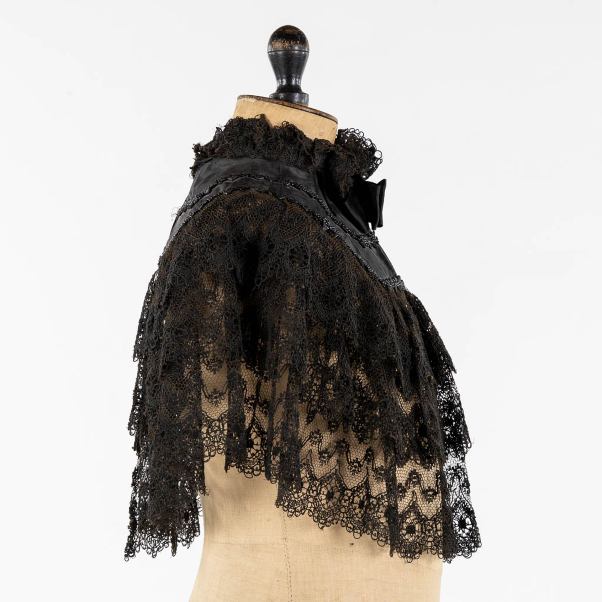 A Fine Brussels Lace 'Point De Gaze' Cape. Circa 1900. - Image 3 of 12