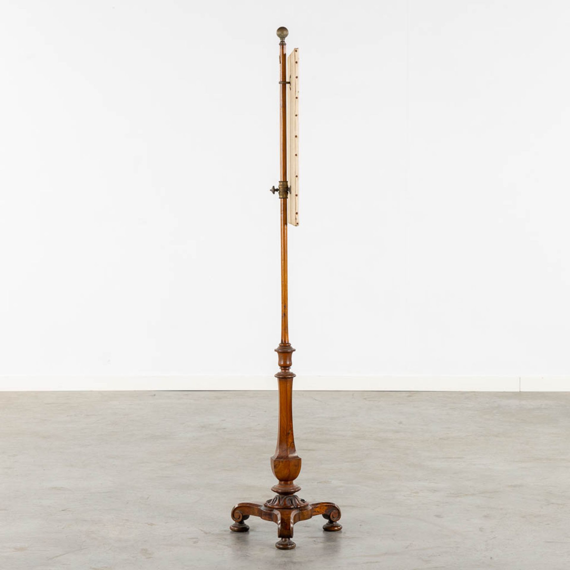 A rare, wood sculptured 'Pole Screen', mahogany and brass. England, 19th C. (L:29 x W:29 x H:148 cm) - Bild 3 aus 9