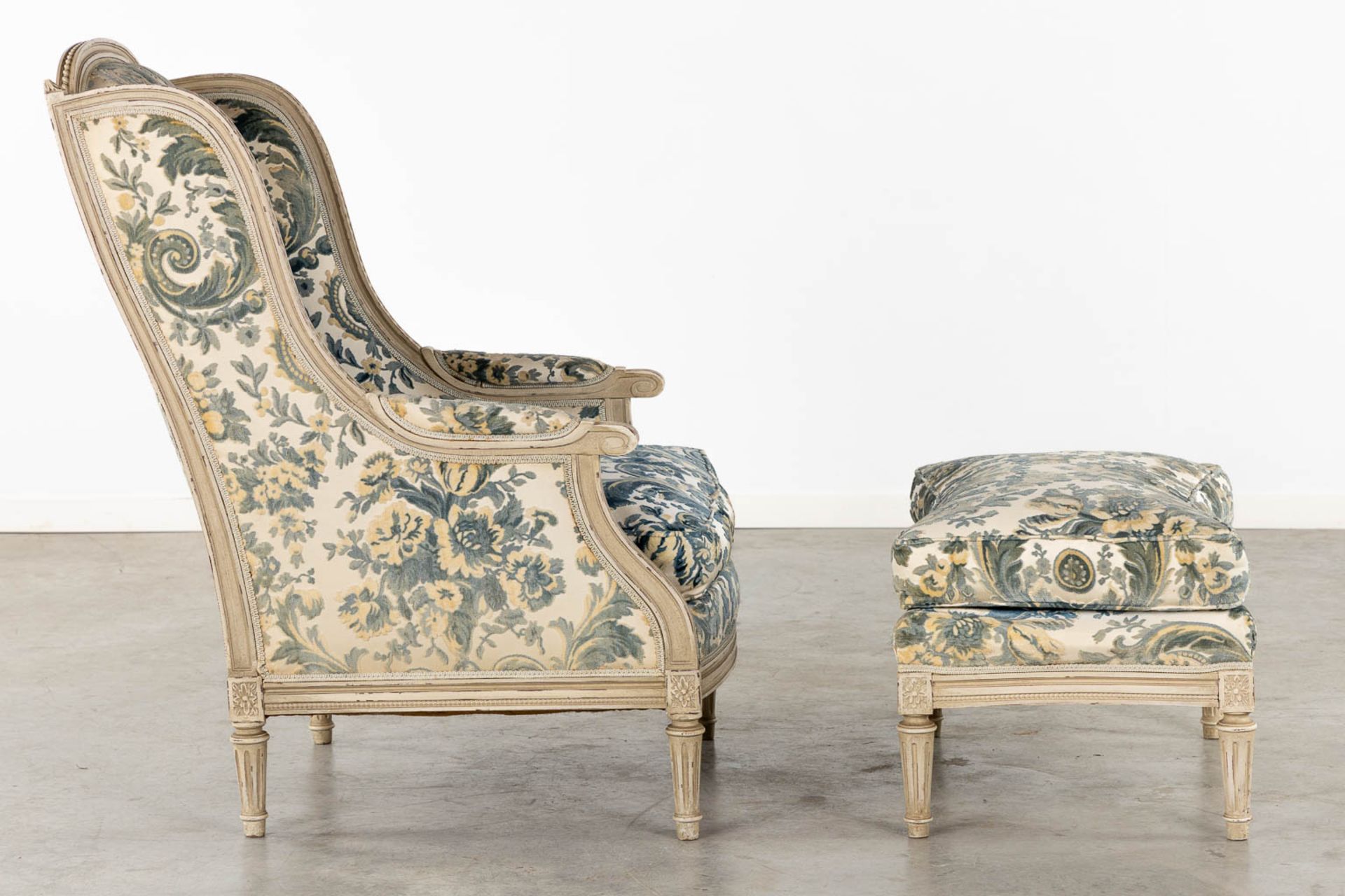 A decorative armchair, sculptured wood in Louis XVI style. (L:90 x W:67 x H:107 cm) - Bild 4 aus 11