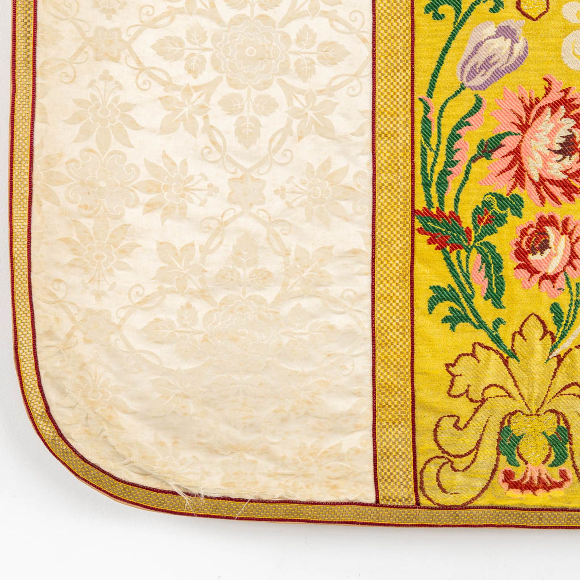 Four Dalmatics and two Roman Chasubles, Embroideries with floral decors. - Bild 17 aus 39