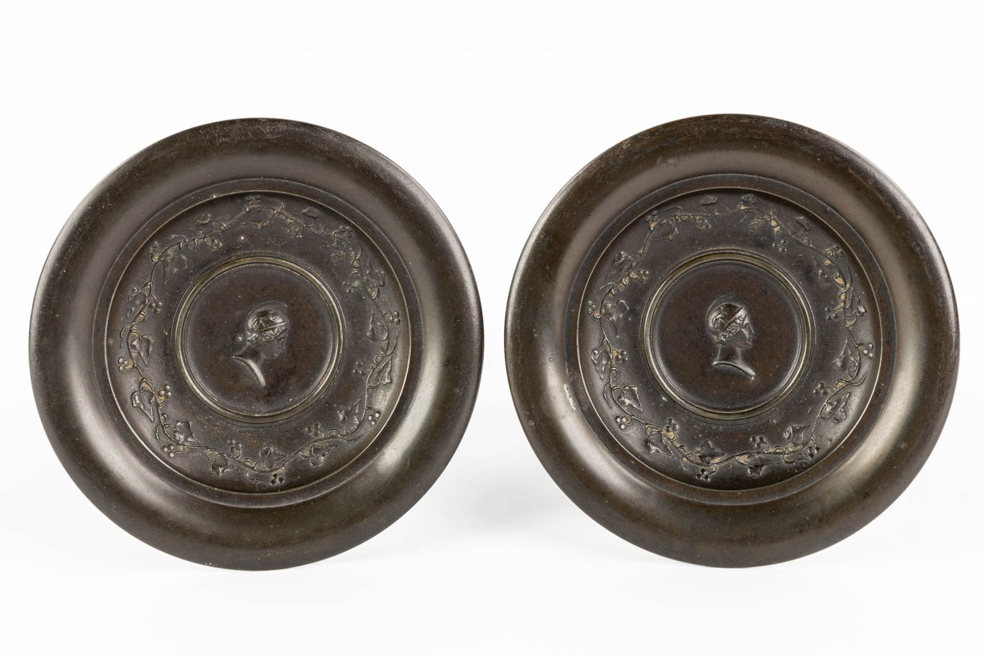 A pair of antique tazza, decorated with African Marabou holding a snake. Patinated spelter. (H:17 x - Image 7 of 10