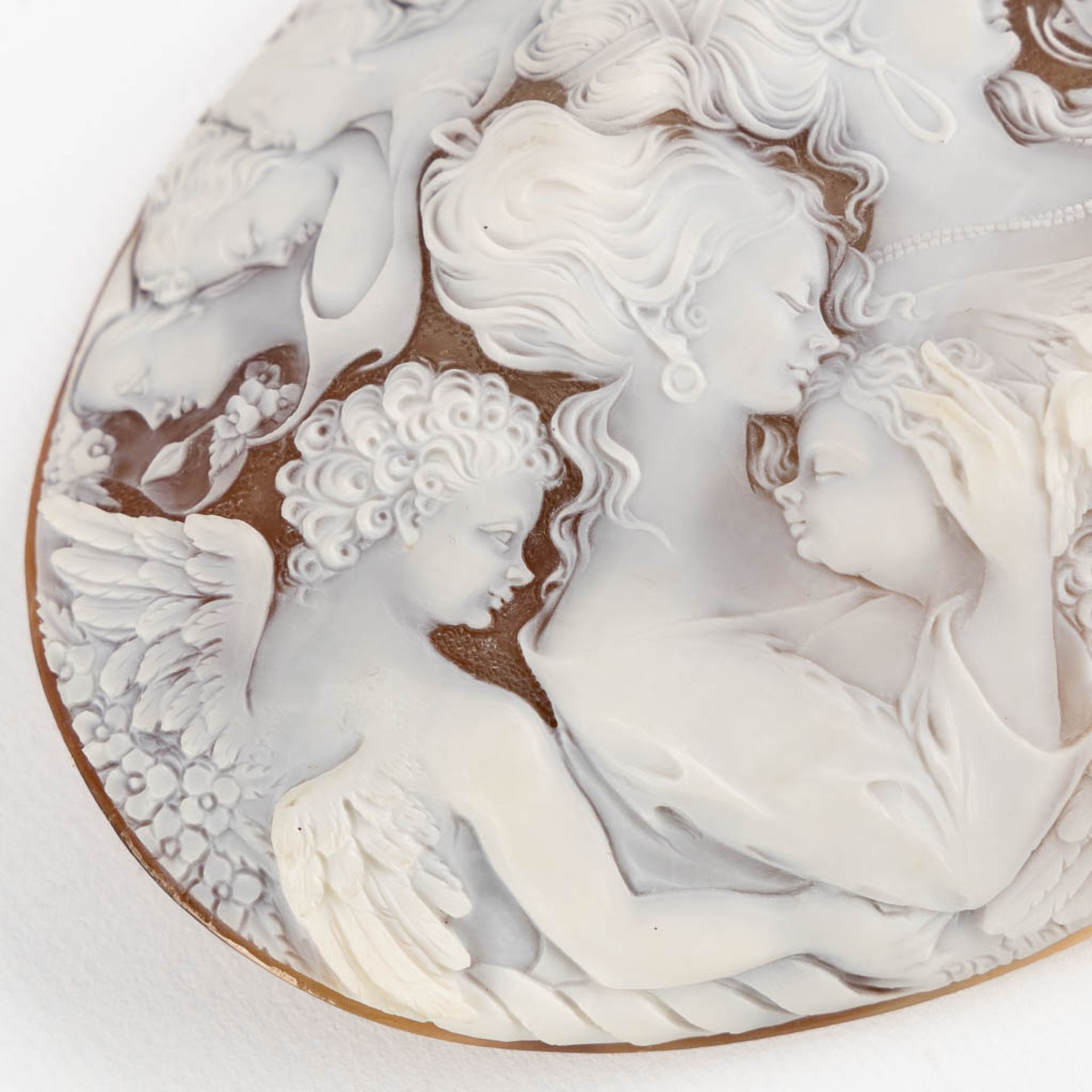 A Cameo, finely sculptured images of Three Graces, Angels and floral decor. (W: 9 x H:12,5 cm) - Image 3 of 9