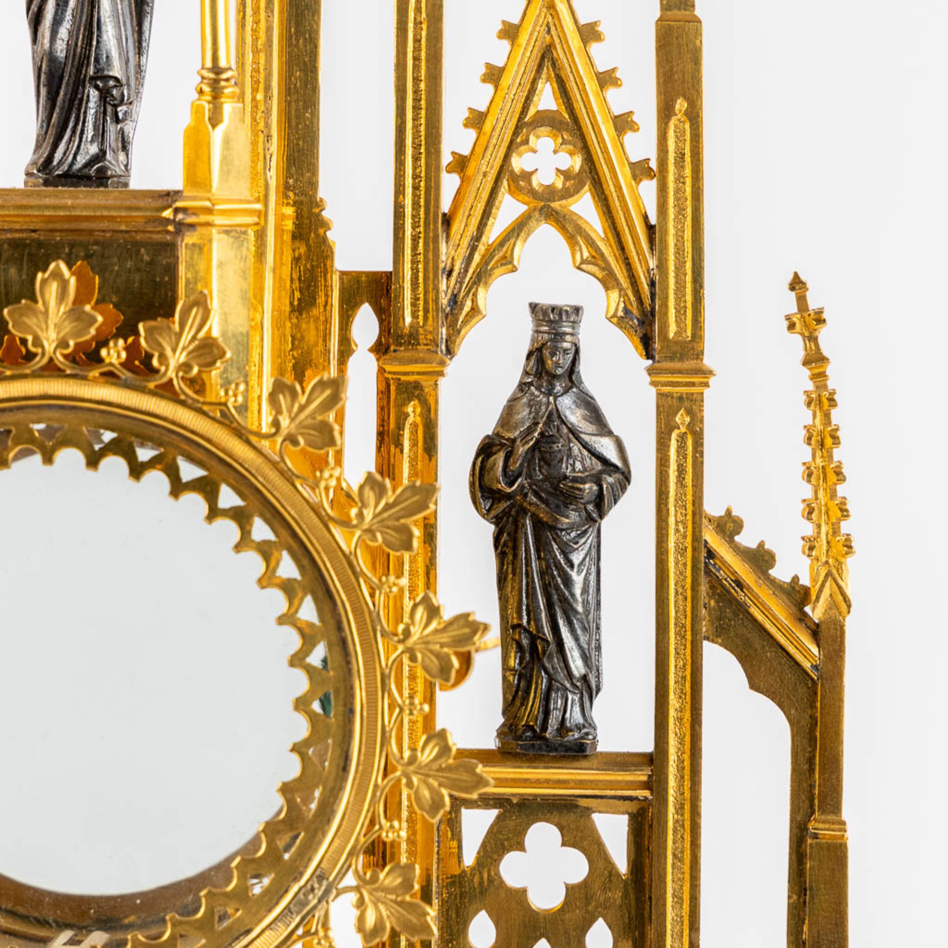 A Tower monstrance, gilt and silver plated brass, Gothic Revival. 19th C. (W:21,5 x H:58 cm) - Image 15 of 22