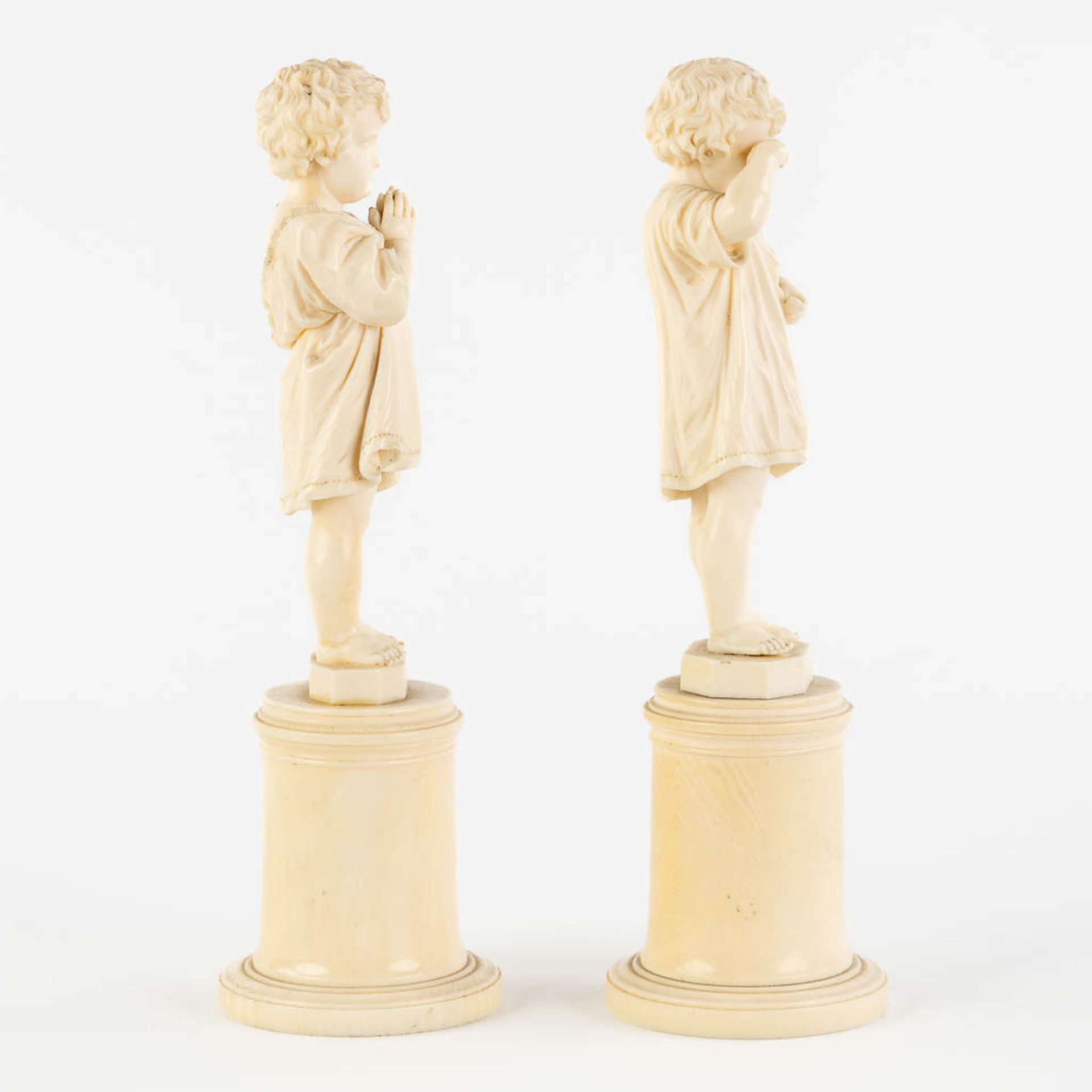 A pair of fine sculptures of Children, Ivory, Germany or Austria. 19th C. (H:19,5 x D:6 cm) - Bild 3 aus 10