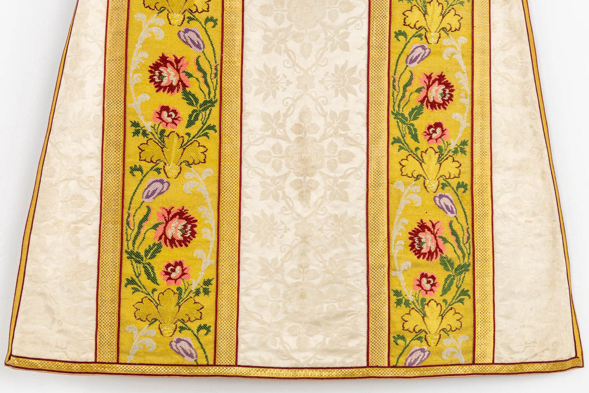 Four Dalmatics and two Roman Chasubles, Embroideries with floral decors. - Bild 5 aus 39