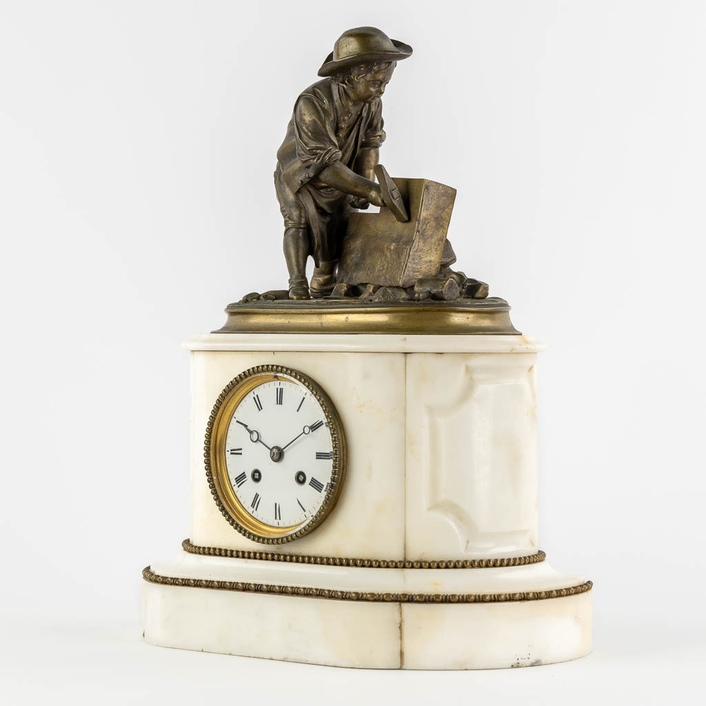 A mantle clock, green patinated bronze mounted on Carrara marble. Circa 1900. (L:16 x W:30 x H:39 cm - Image 3 of 10