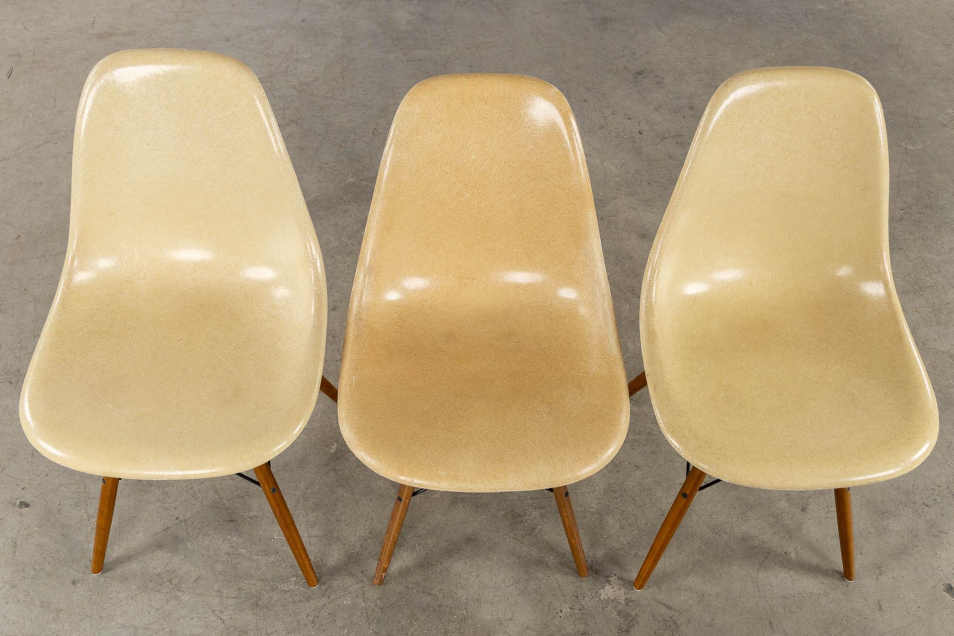 Charles & Ray EAMES (XX-XXI) '6 Fiberglass side chair DSW' for Herman Miller. Circa 1980. (L:53 x W: - Bild 21 aus 22