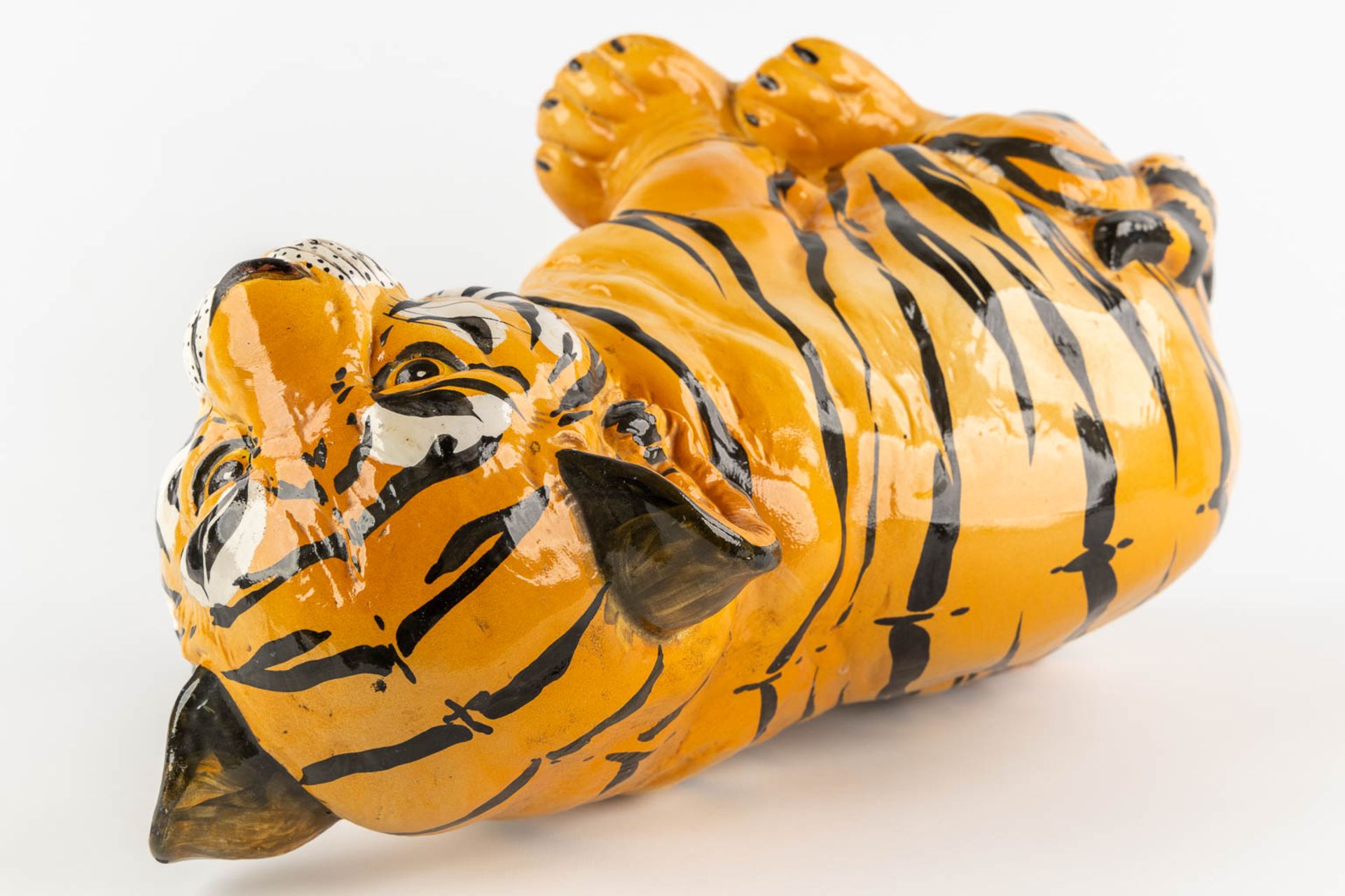 A decorative tiger cub, glazed ceramics. Italy, circa 1980. (L:27 x W:47 x H:44 cm) - Image 8 of 11