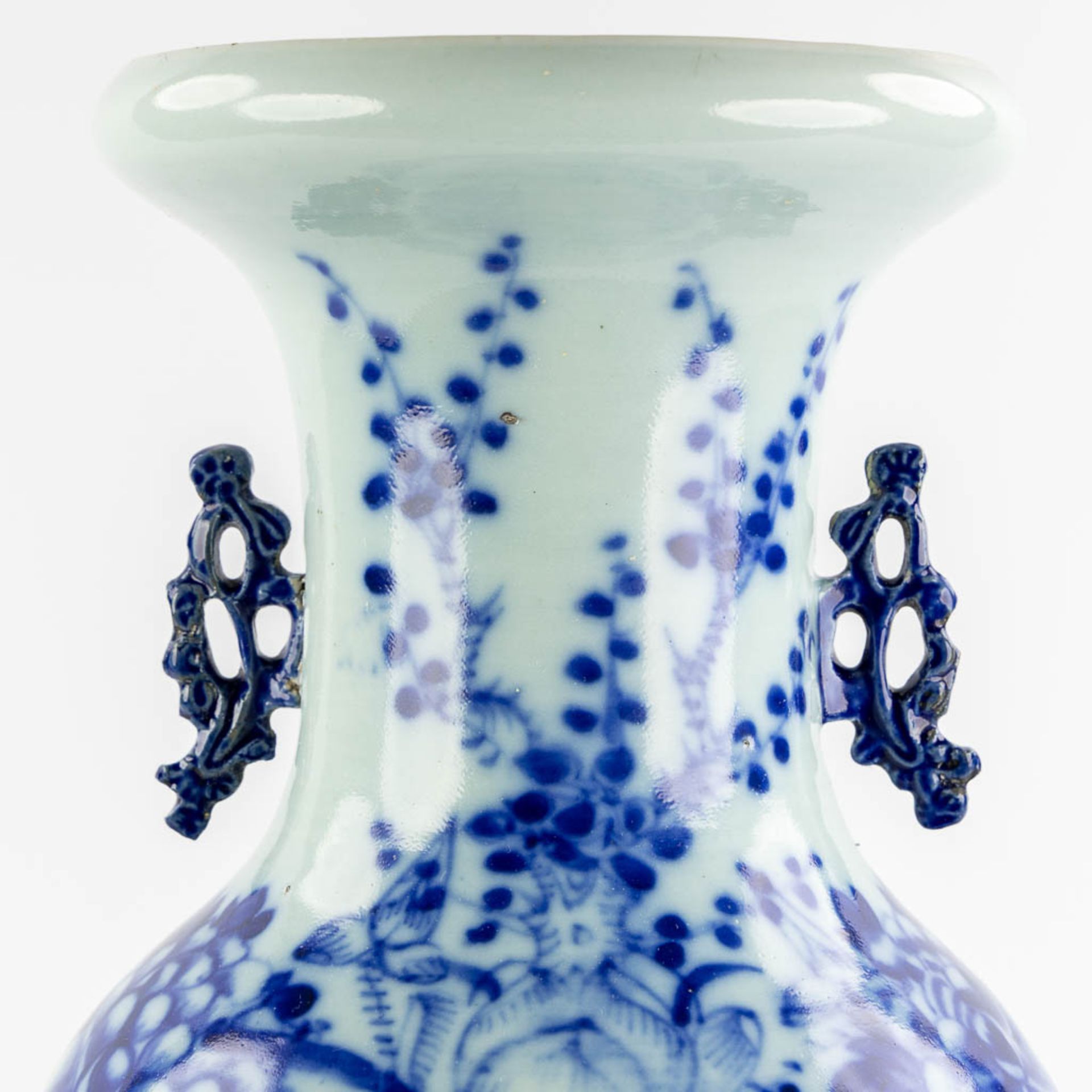 A Chinese Celadon vase with a blue-white fauna and flora decor. 19th/20th C. (H:58 x D:24 cm) - Bild 9 aus 10
