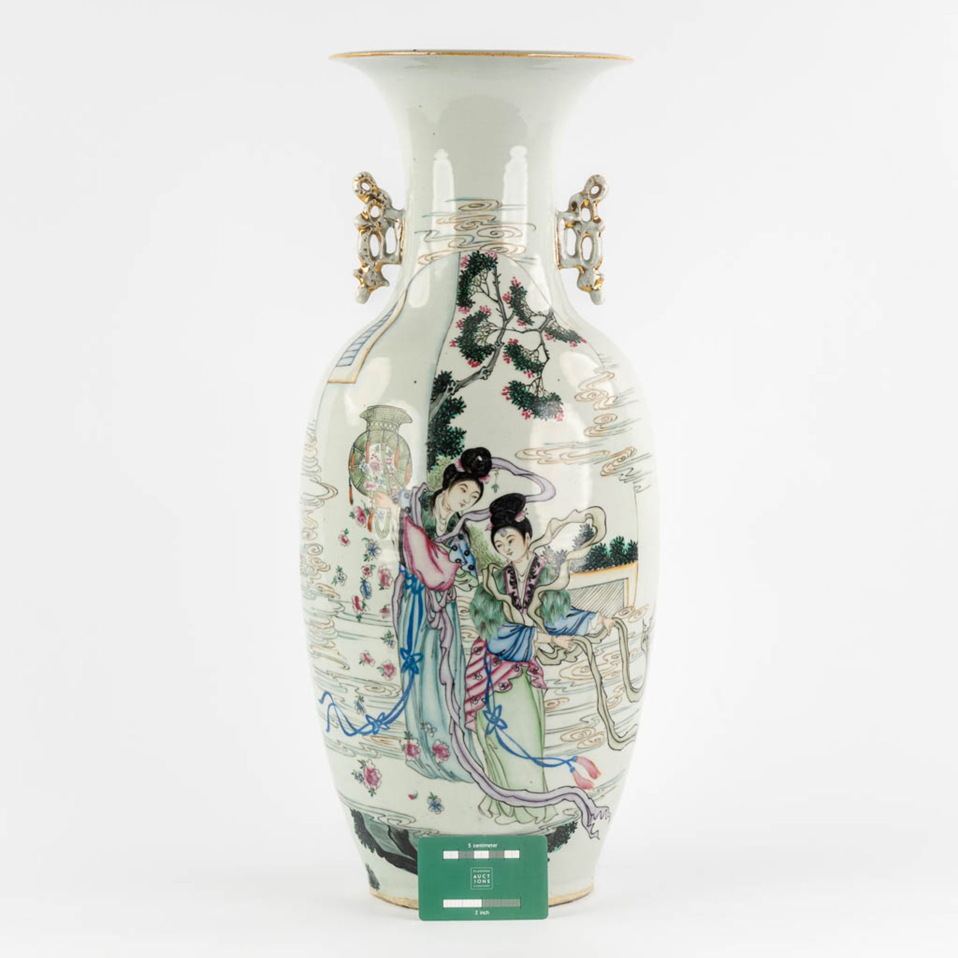 A Chinese vase decorated with ladies, 19th/20th C. (H:57 x D:25 cm) - Bild 2 aus 13