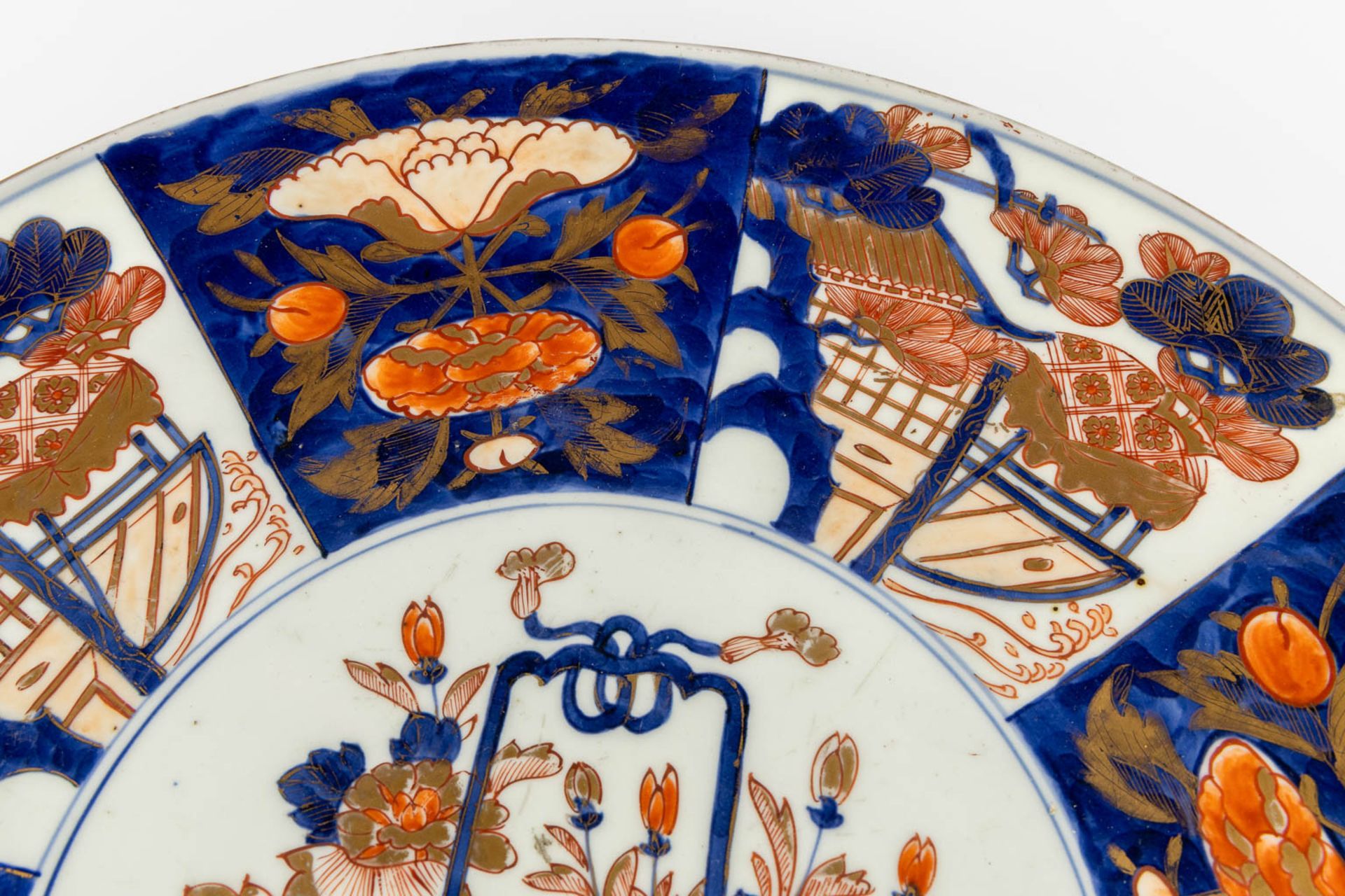 A pair of large Japanese Imari plates, 19th/20th C. (D:47 cm) - Image 9 of 13