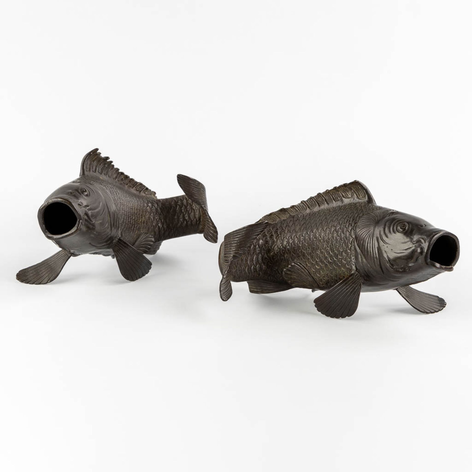 A pair of patinated bronze figurine of Koi, Japan. 20th C. (L:22 x W:29 x H:16 cm) - Image 3 of 12