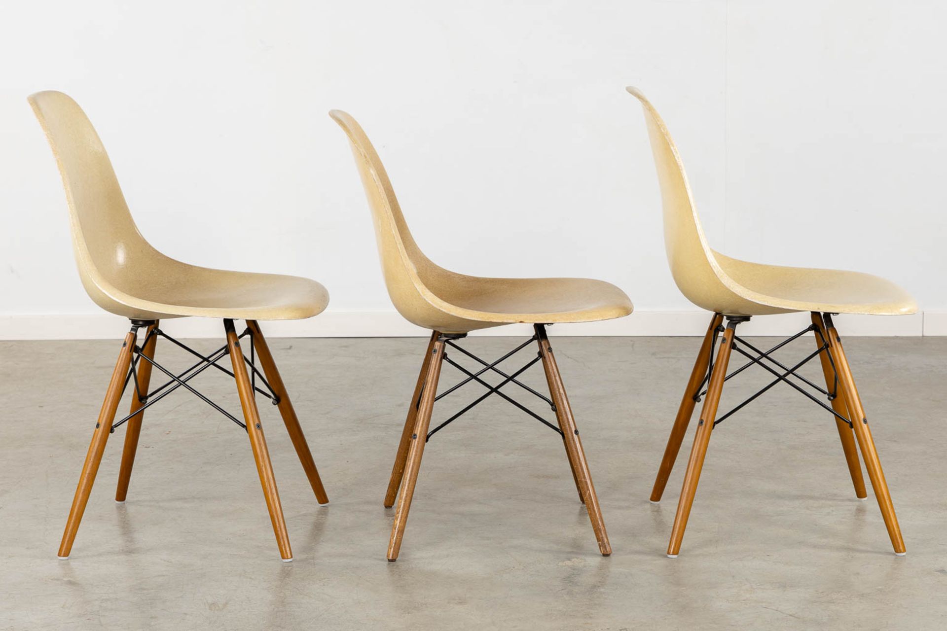 Charles & Ray EAMES (XX-XXI) '6 Fiberglass side chair DSW' for Herman Miller. Circa 1980. (L:53 x W: - Bild 17 aus 22