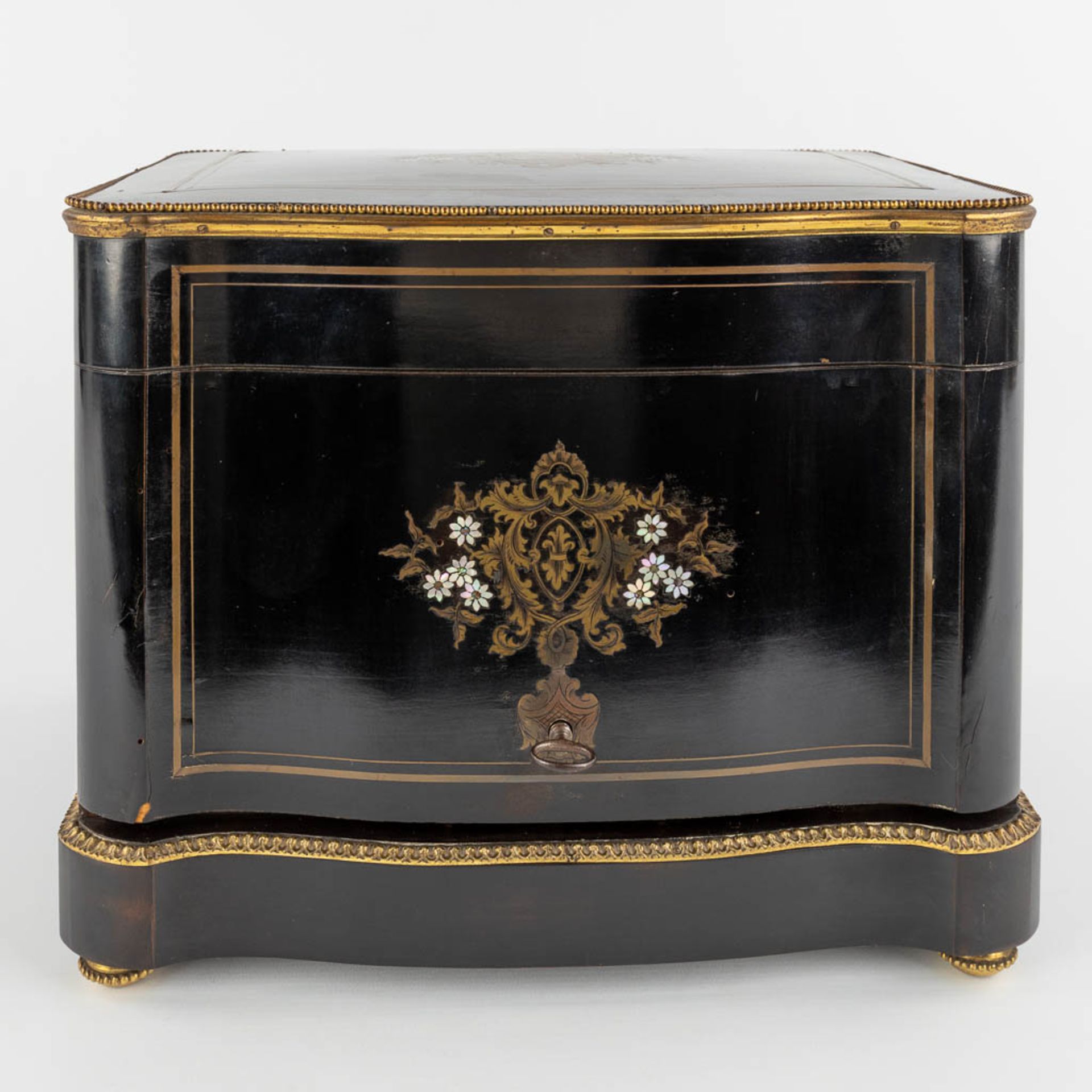 An antique Cave-à-liqueur, liquor box, ebonised wood inlaid with mother of pearl and copper. 19th C. - Image 4 of 16