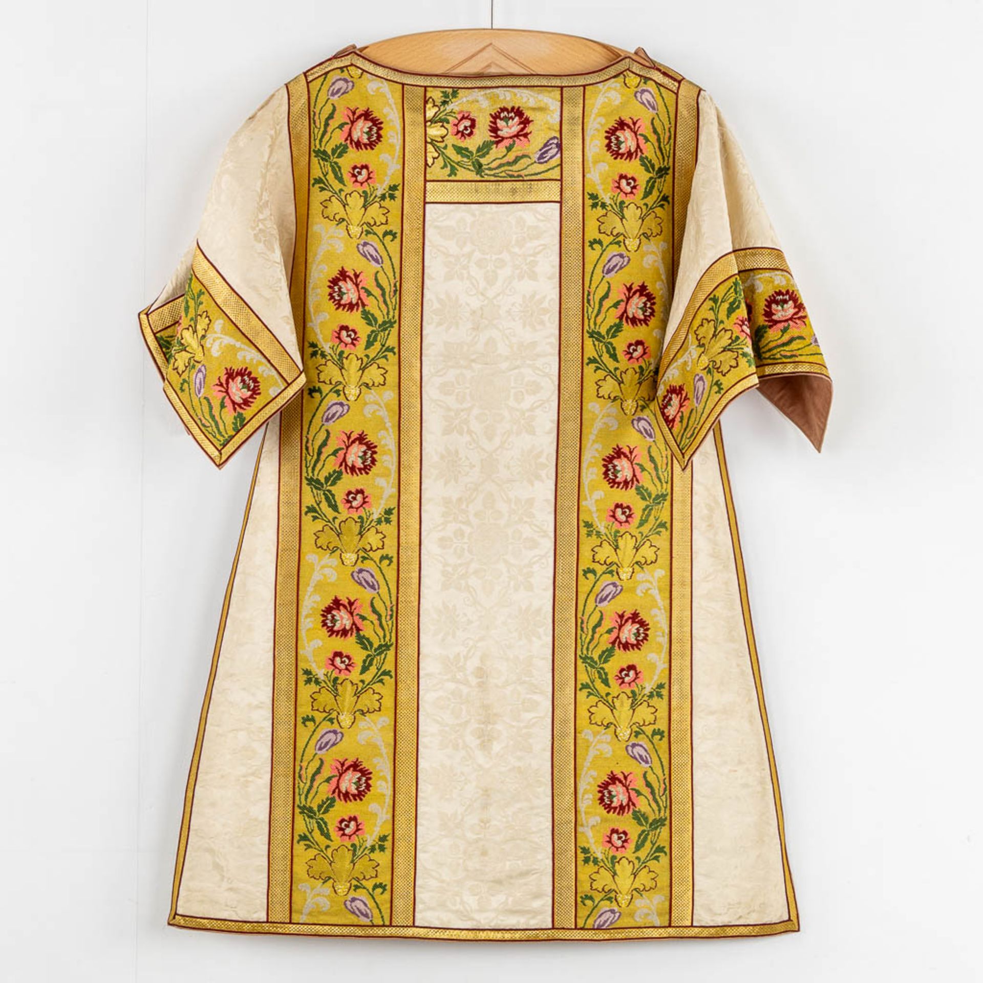 Four Dalmatics and two Roman Chasubles, Embroideries with floral decors. - Bild 3 aus 39