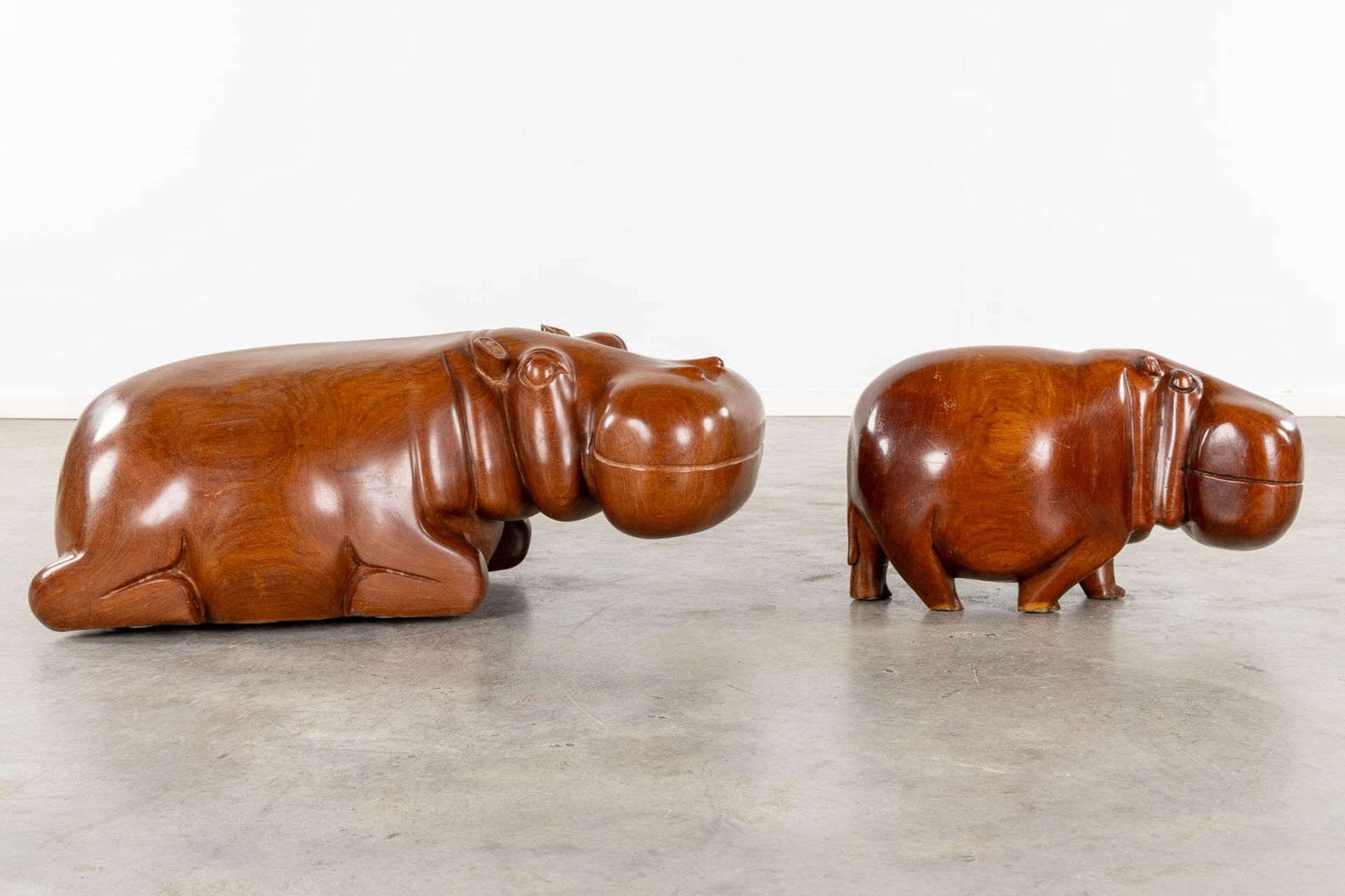 Two benches in the shape of a hippo, sculptured mahogany. (L:50 x W:94 x H:35 cm) - Image 6 of 13