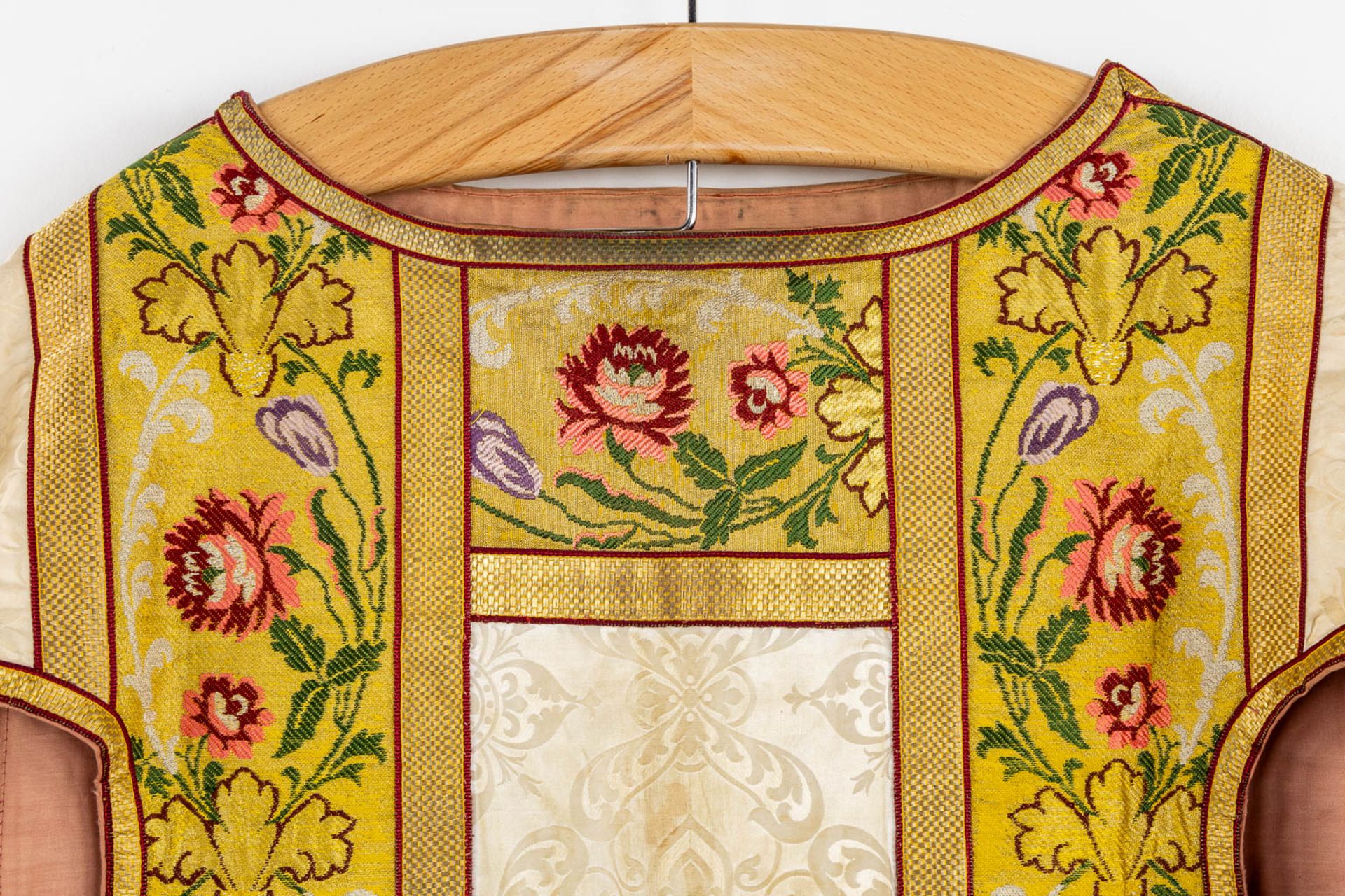 Four Dalmatics and two Roman Chasubles, Embroideries with floral decors. - Bild 7 aus 39