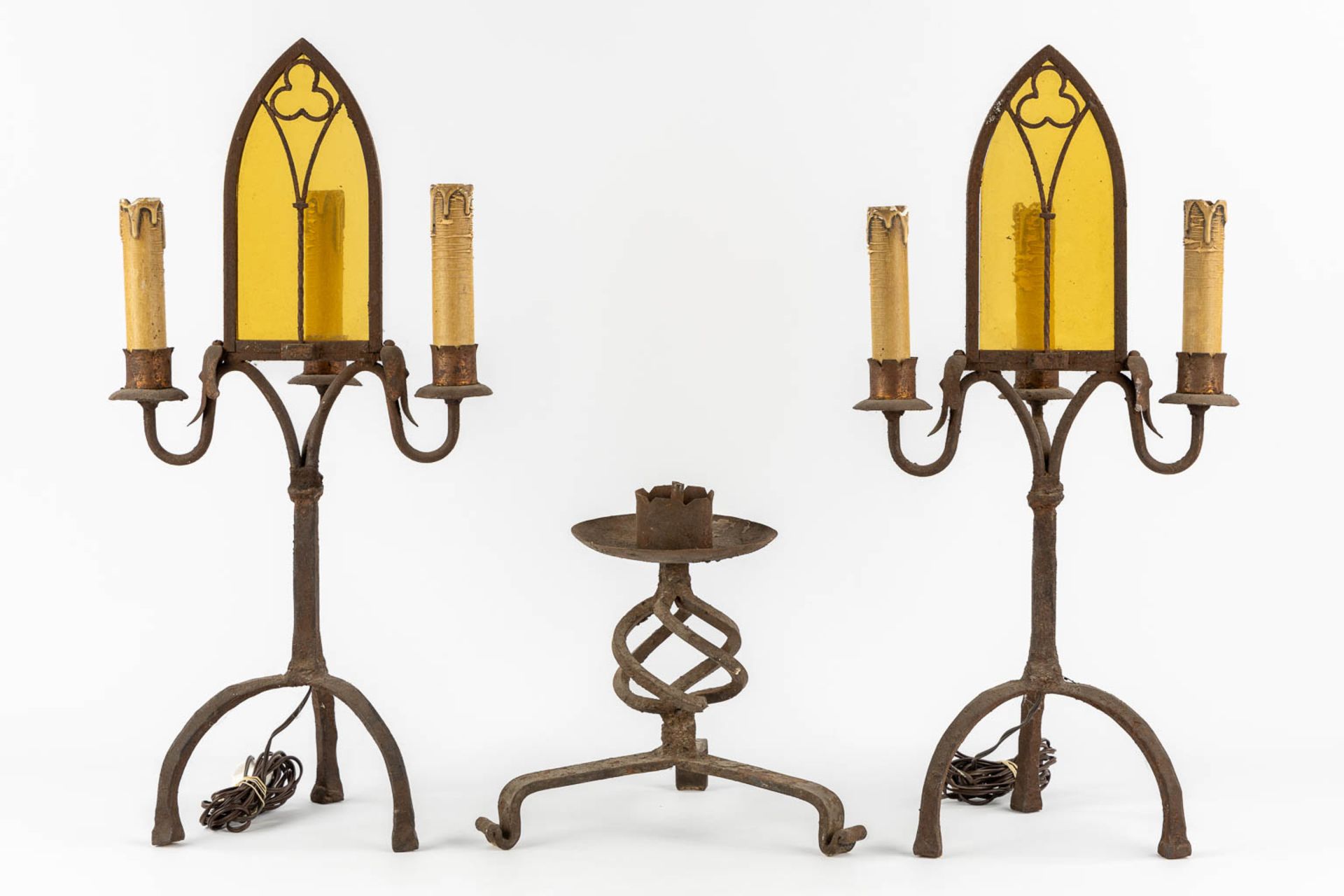 A pair of wrought iron table lamps in a Gothic Revival style. Added a candlestick. (H:63 cm) - Image 3 of 9