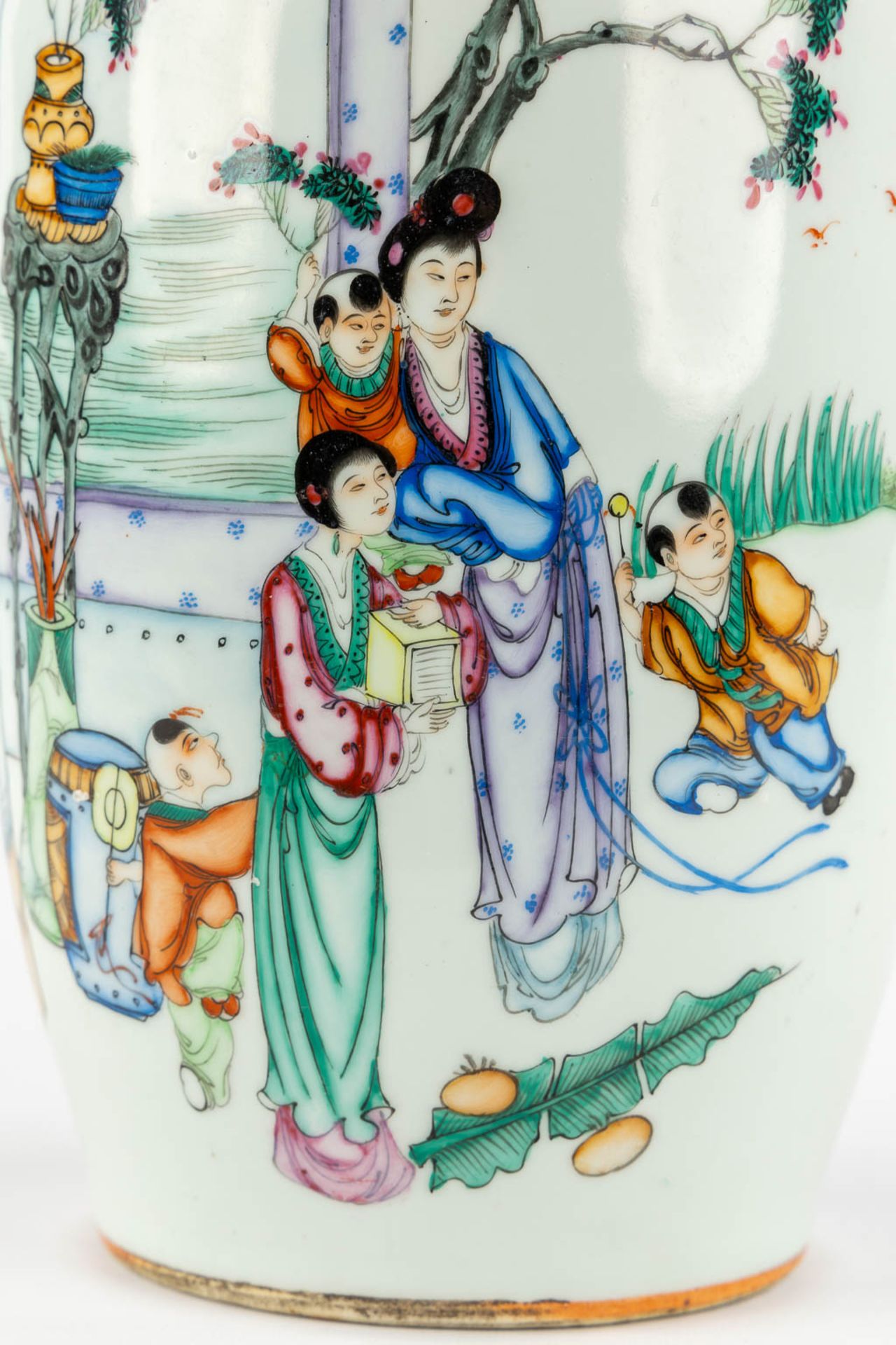 A Chinese vase decorated with ladies, 20th C. (H:43 x D:22 cm) - Image 9 of 11