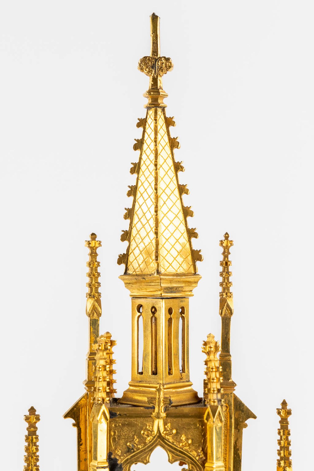 A Tower monstrance, gilt and silver plated brass, Gothic Revival. 19th C. (W:21,5 x H:58 cm) - Image 16 of 22