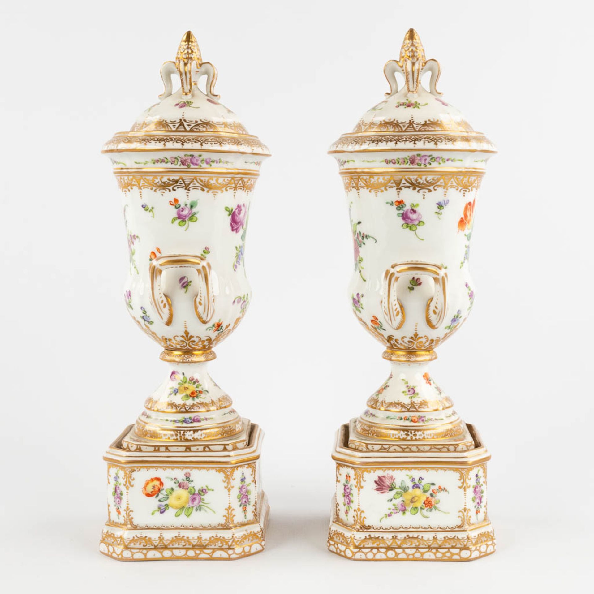 Dresden, a pair of polychrome urns with a lid. Hand-painted floral decor. (L:8,5 x W:9 x H:26 cm) - Bild 4 aus 14