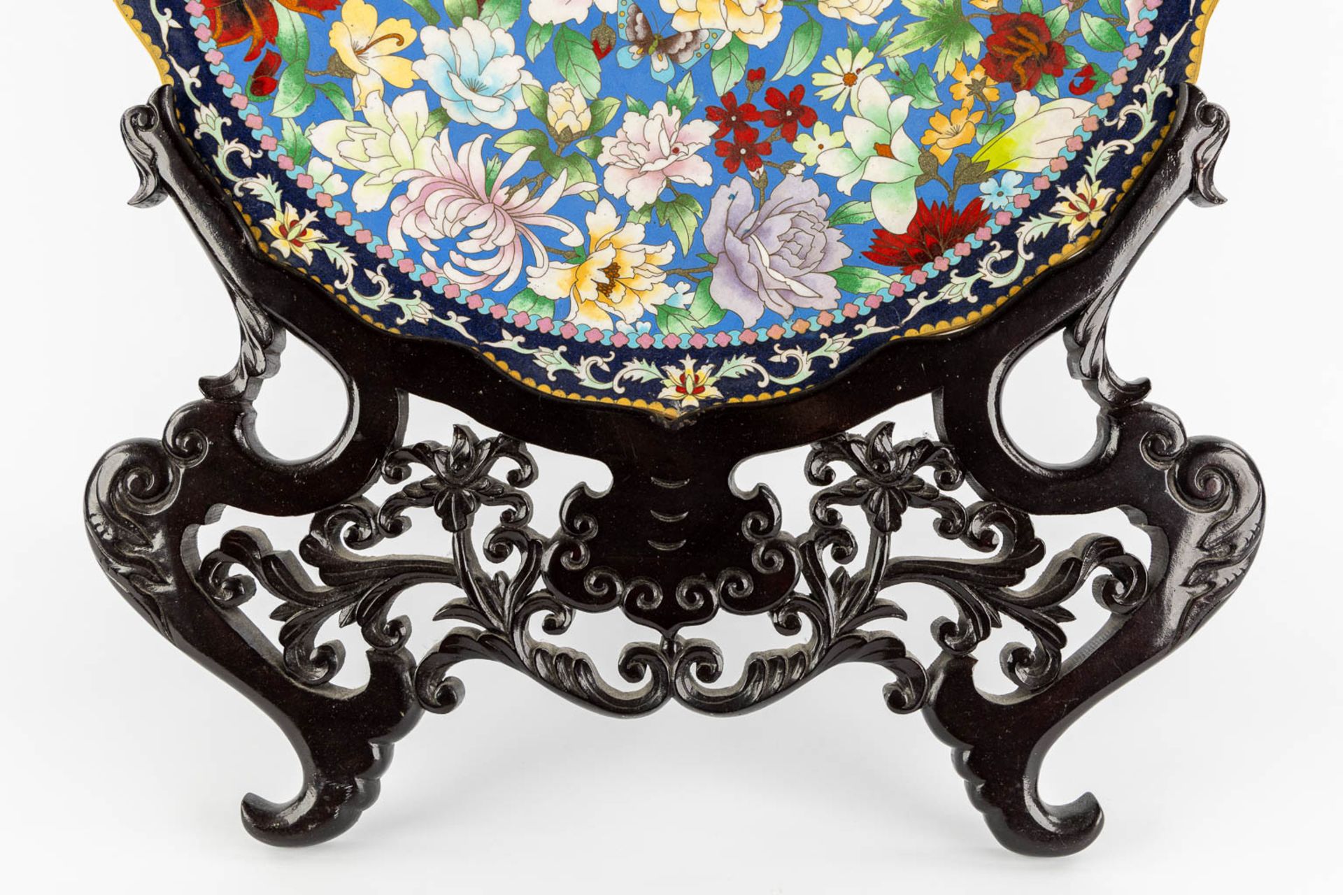 A large Chinese Cloisonné plate in an openworked sculptured wood stand. (W:51 x H:67 cm) - Image 10 of 12