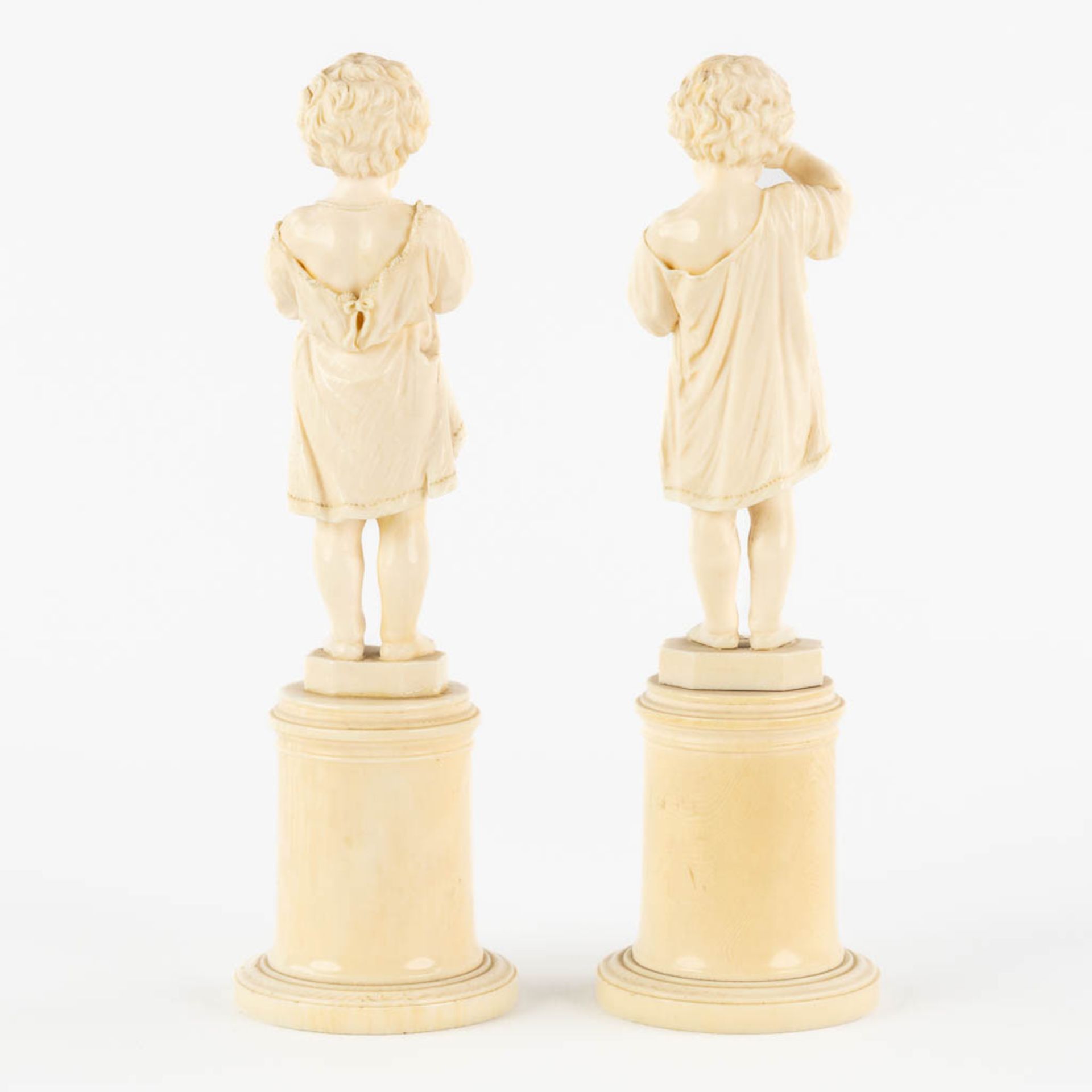 A pair of fine sculptures of Children, Ivory, Germany or Austria. 19th C. (H:19,5 x D:6 cm) - Bild 4 aus 10