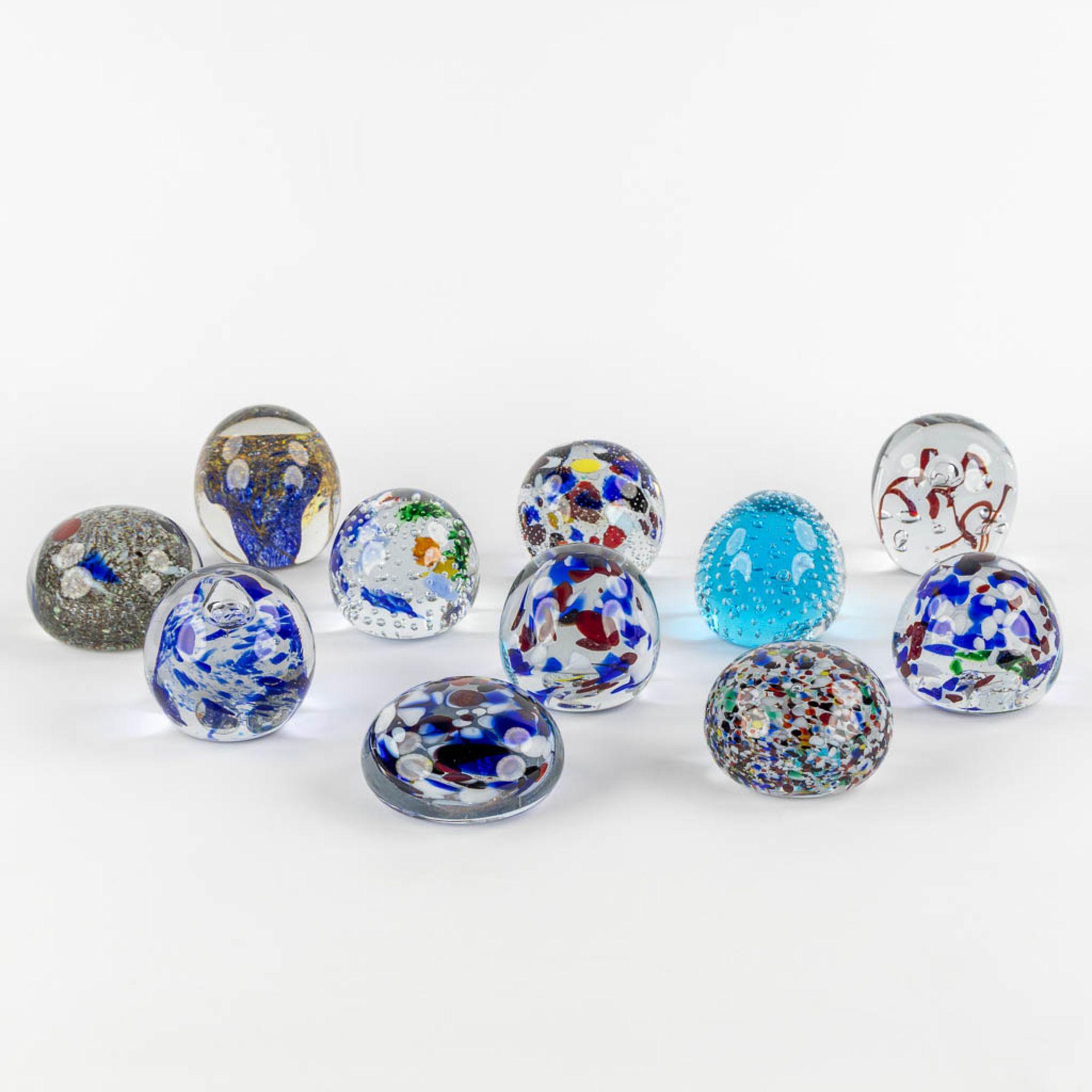 A large collection of 23 glass paperweights, Murano, Italy. (H:22,5 cm) - Bild 3 aus 17