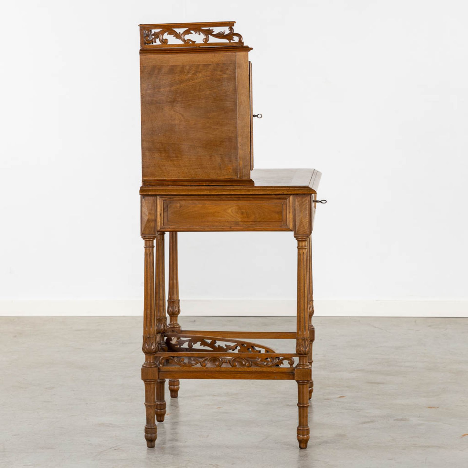 An elegant ladies' desk, walnut with marquetry inlay. 19th C. (L:50 x W:88 x H:120 cm) - Image 7 of 12