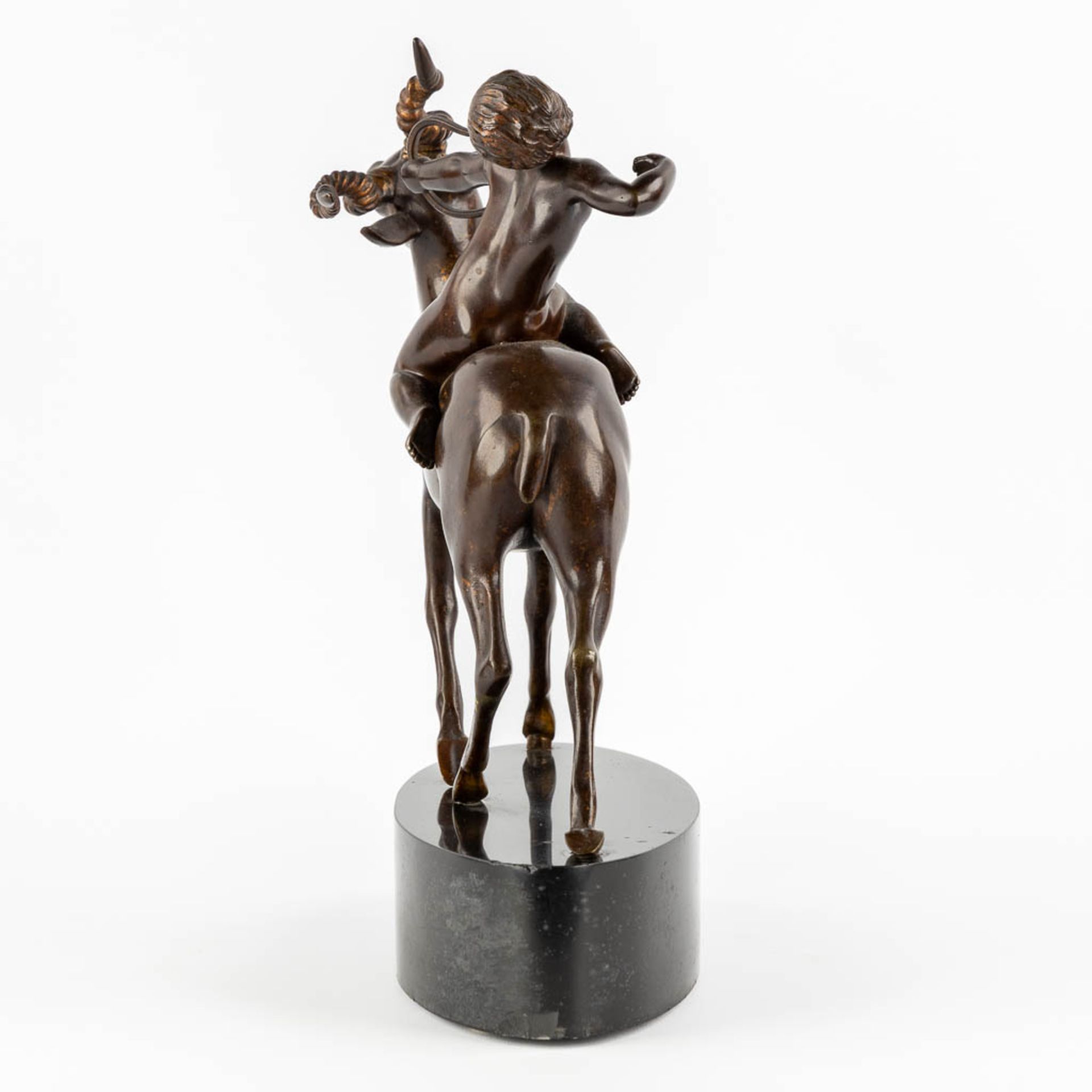 Cupid riding an Antelope, patinated bronze on a black marble base. (L:16 x W:40 x H:40 cm) - Bild 4 aus 11