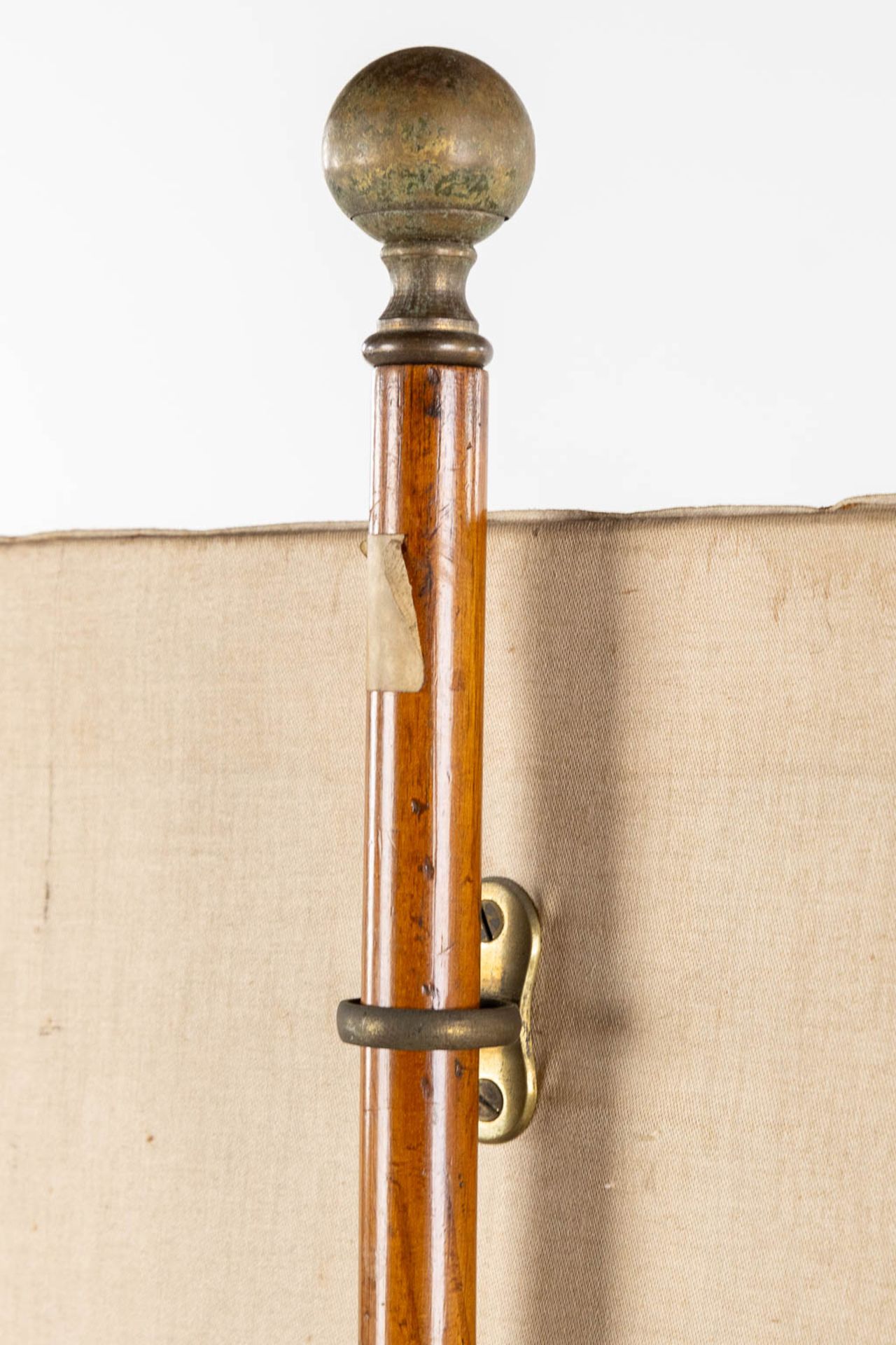 A rare, wood sculptured 'Pole Screen', mahogany and brass. England, 19th C. (L:29 x W:29 x H:148 cm) - Bild 9 aus 9