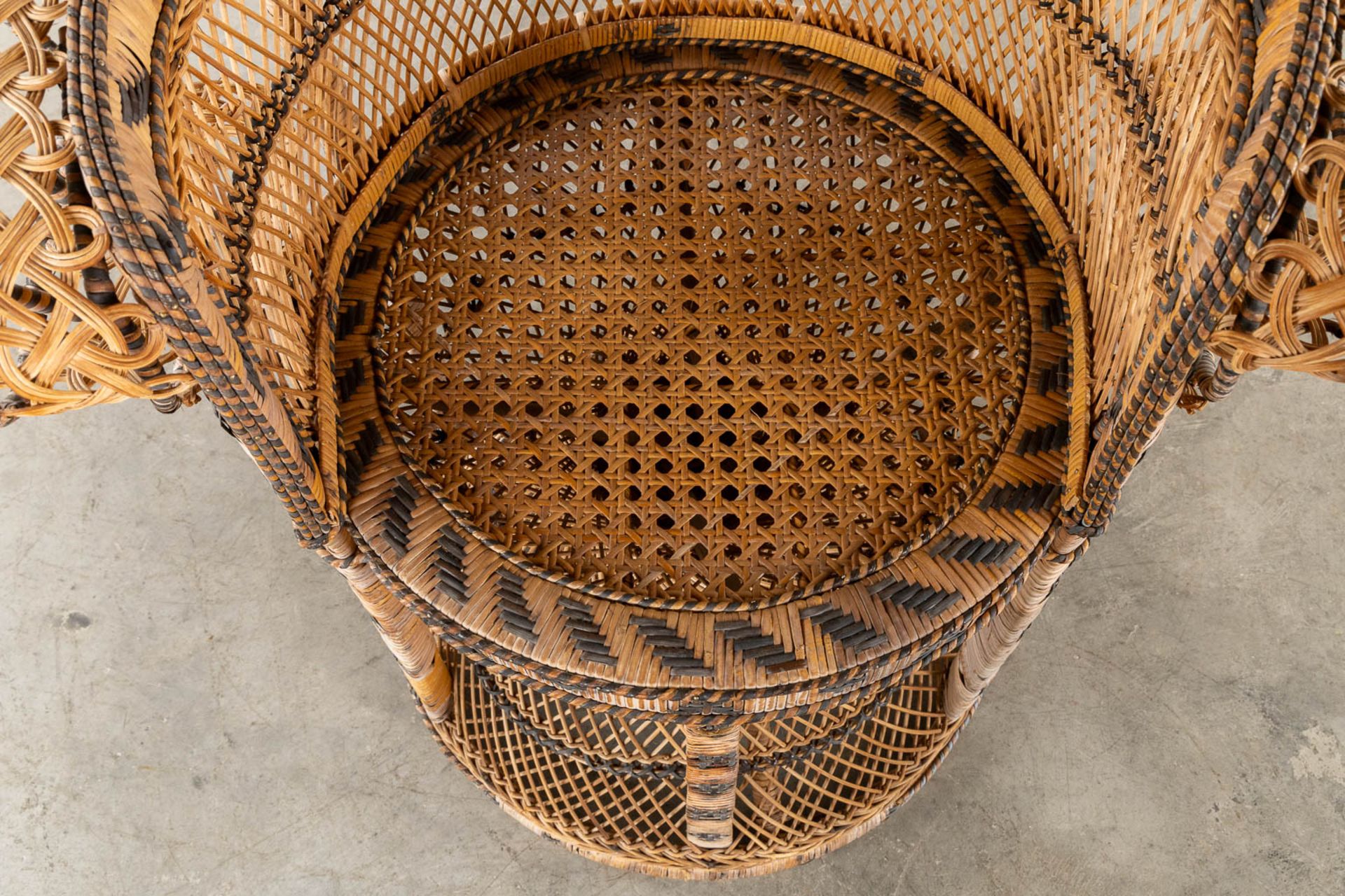 A large rotan 'Emmanuelle Chair' or Peacock chair. (L:57 x W:110 x H:145 cm) - Bild 10 aus 12