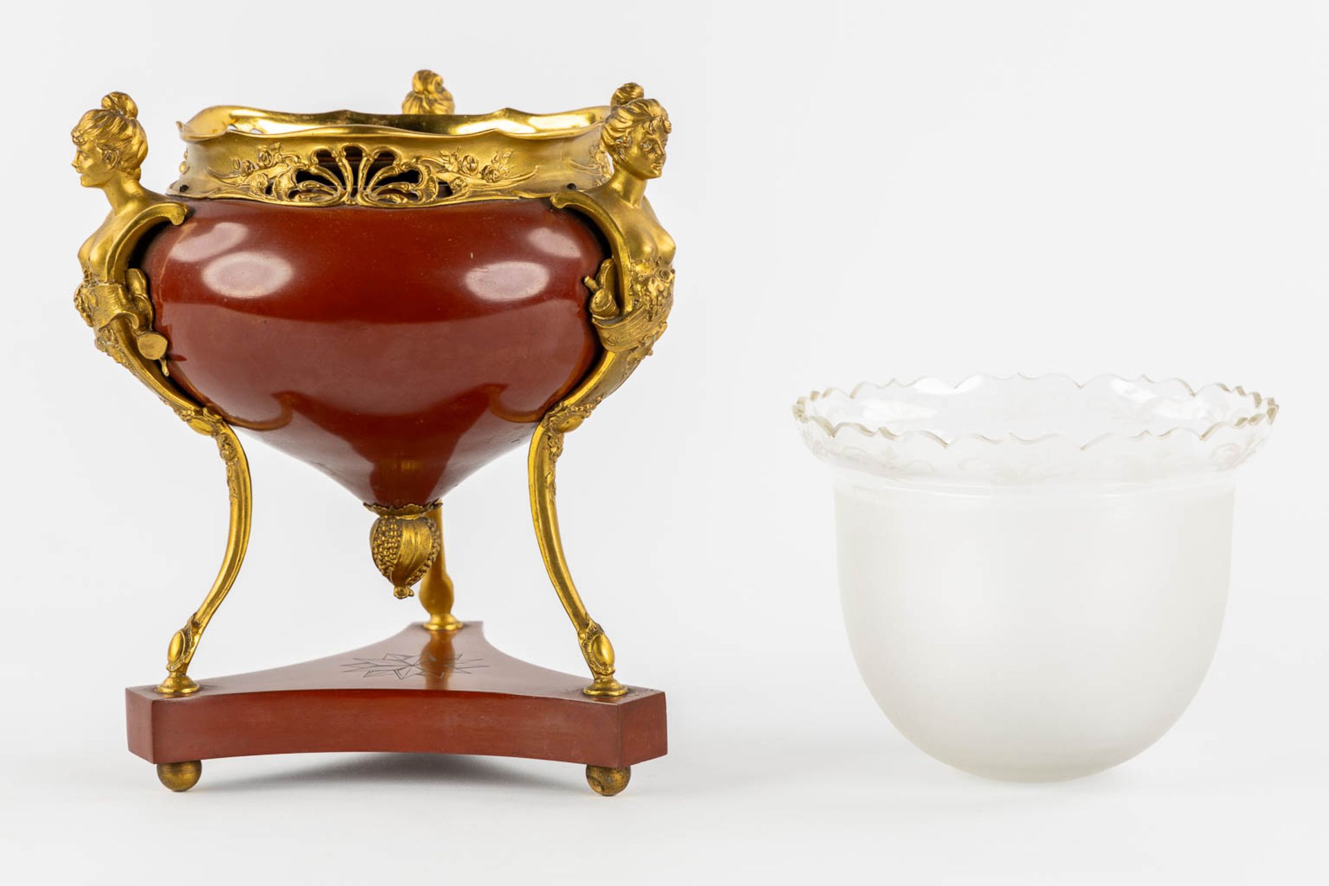 A Table Centerpiece on high feet, gilt and red lacquered bronze in a transitional style. With an etc - Bild 7 aus 12